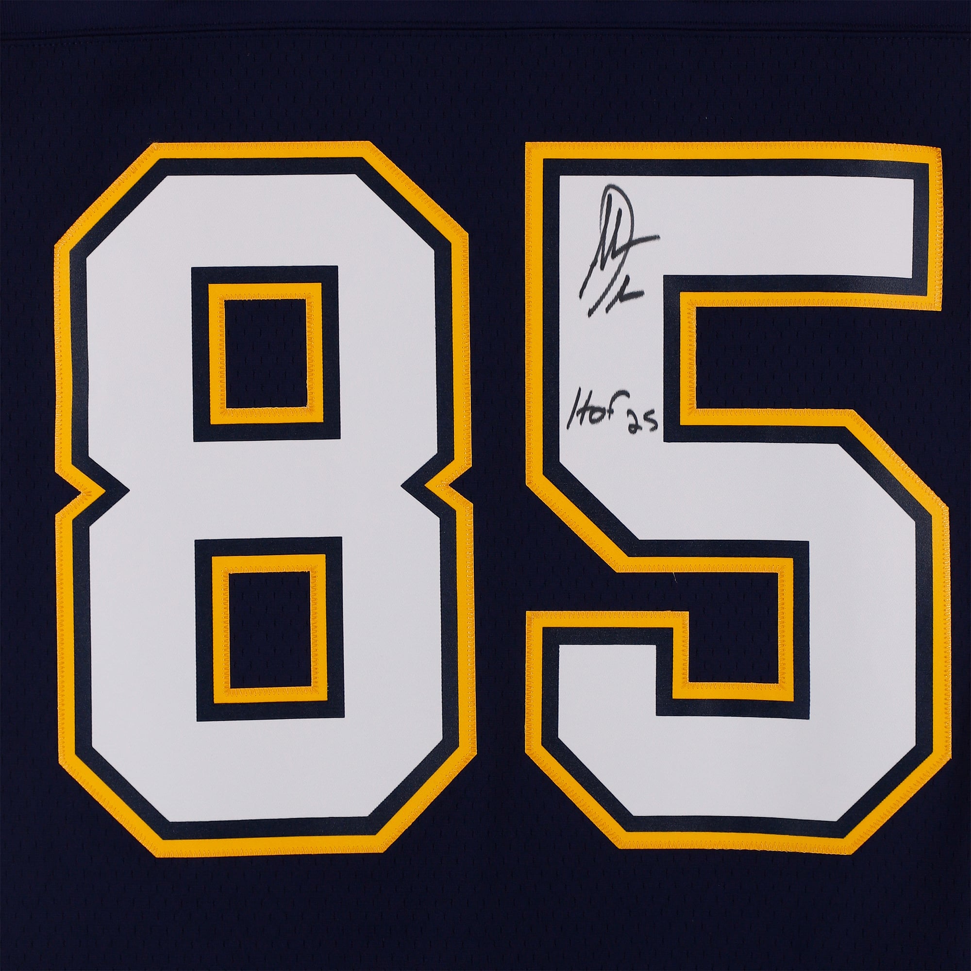 Maillot réplique Mitchell & Ness bleu marine 2006 autographié par Antonio Gates des Chargers de San Diego, avec inscription « HOF 25 ».