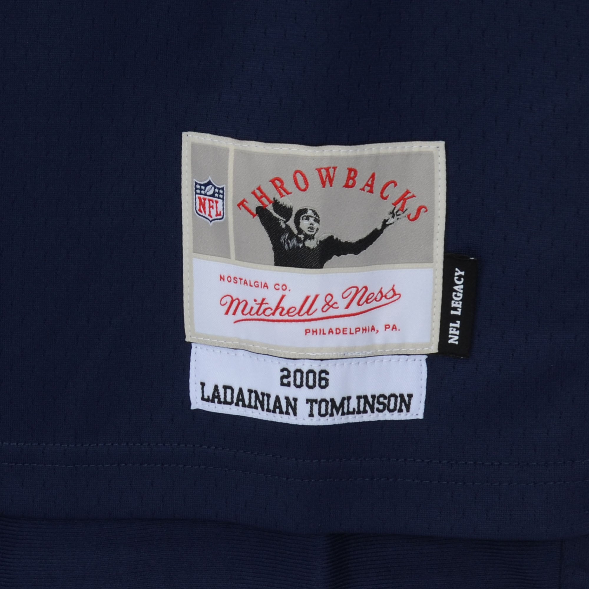 Maillot réplique Mitchell & Ness bleu marine autographié par Ladainian Tomlinson des Chargers de San Diego avec inscription « HOF 17 »