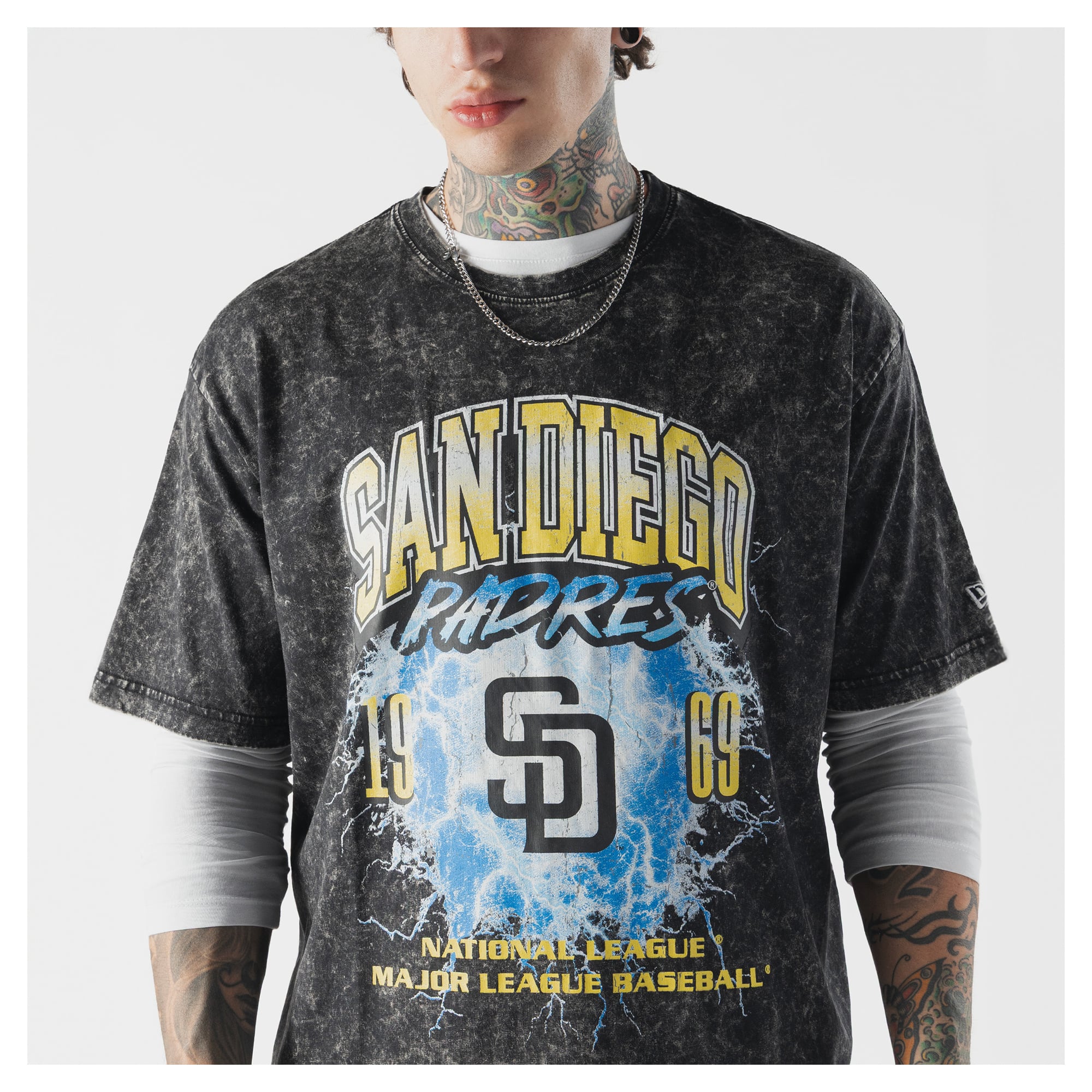 T-shirt New Era noir pour homme, motif éclair, style rond, délavage minéral, San Diego Padres