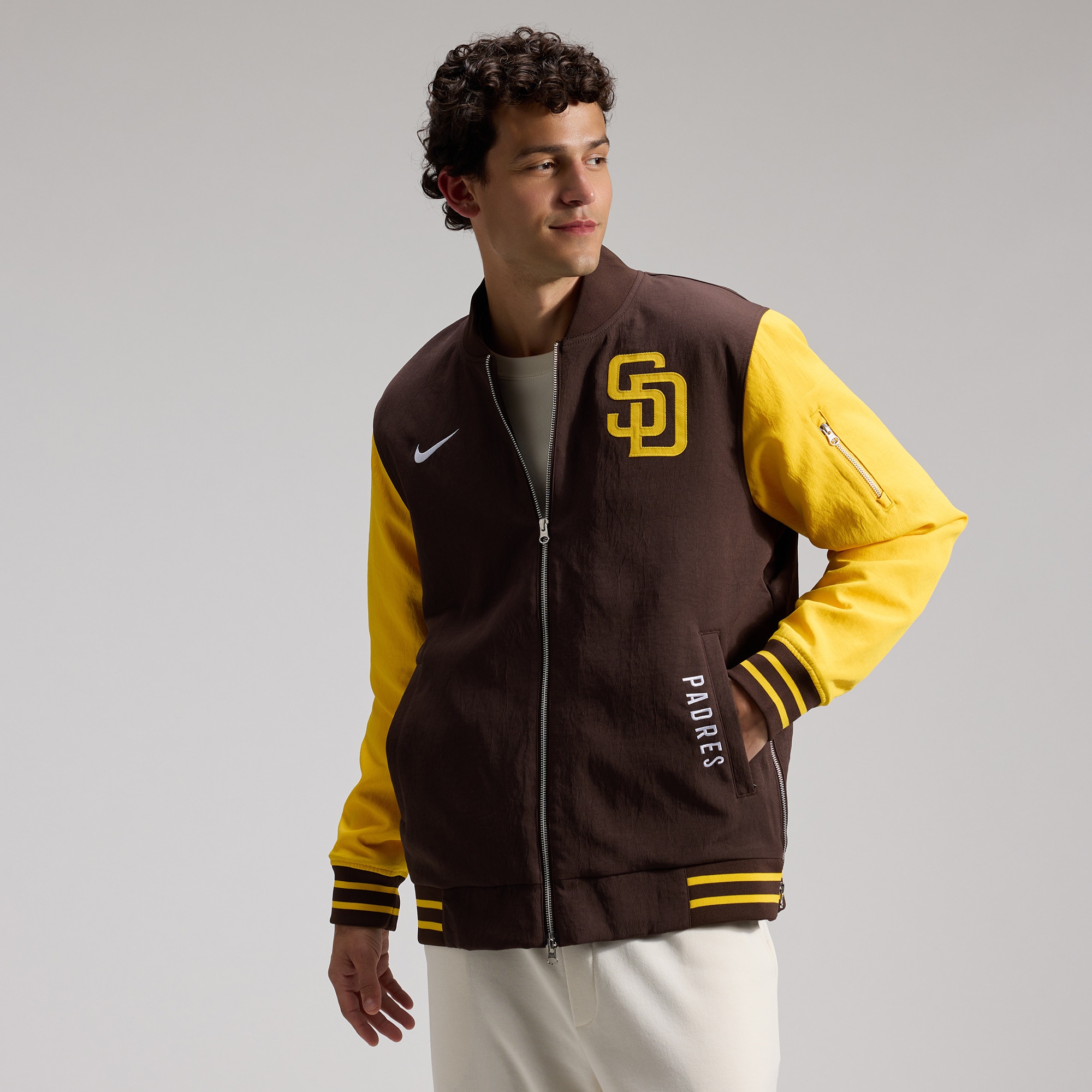 Veste aviateur Nike marron/or pour homme, collection authentique des Padres de San Diego, coupe décontractée entièrement zippée.