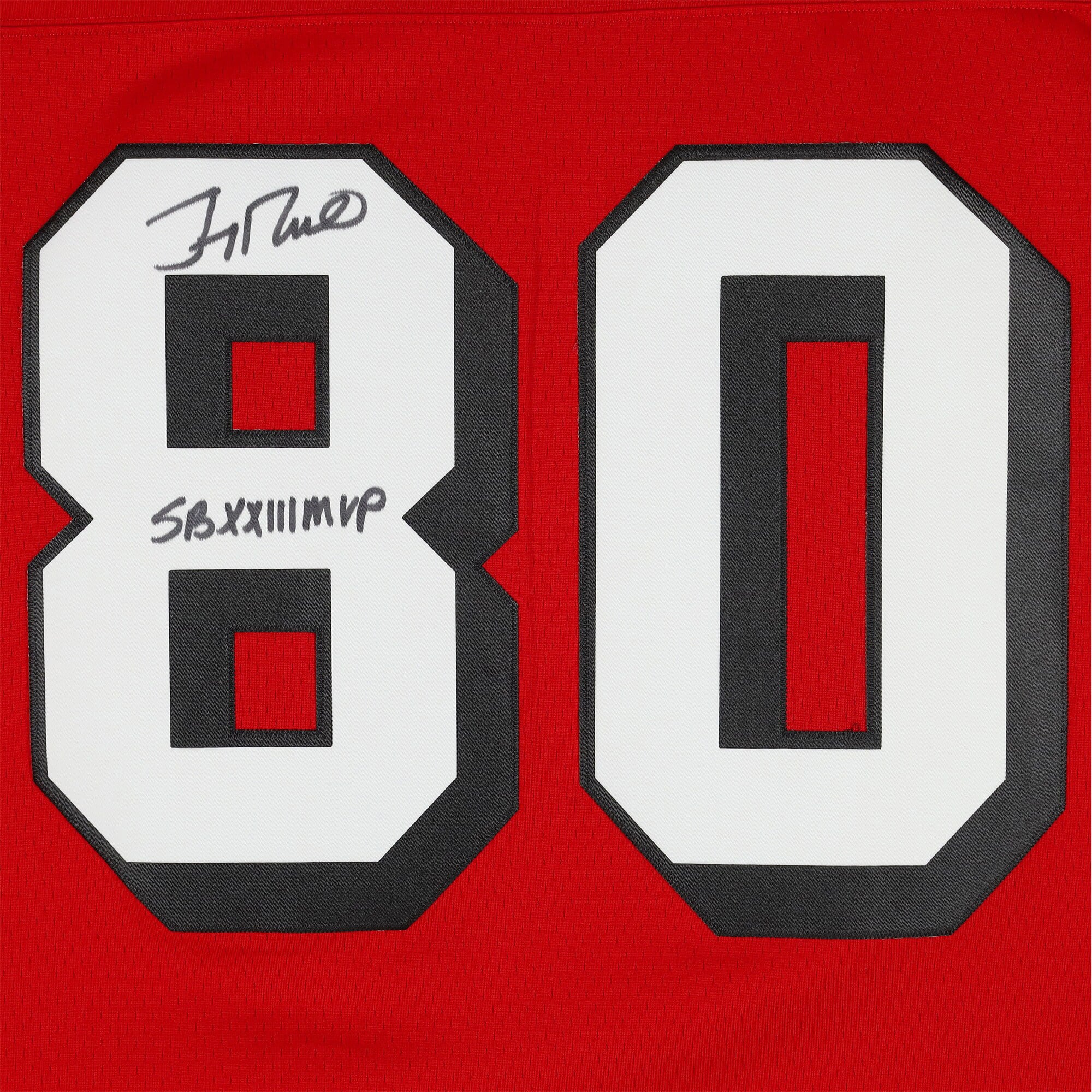 Maillot réplique rouge Mitchell & Ness 1994 autographié par Jerry Rice des 49ers de San Francisco, avec inscription « MVP du Super Bowl XXIII ».