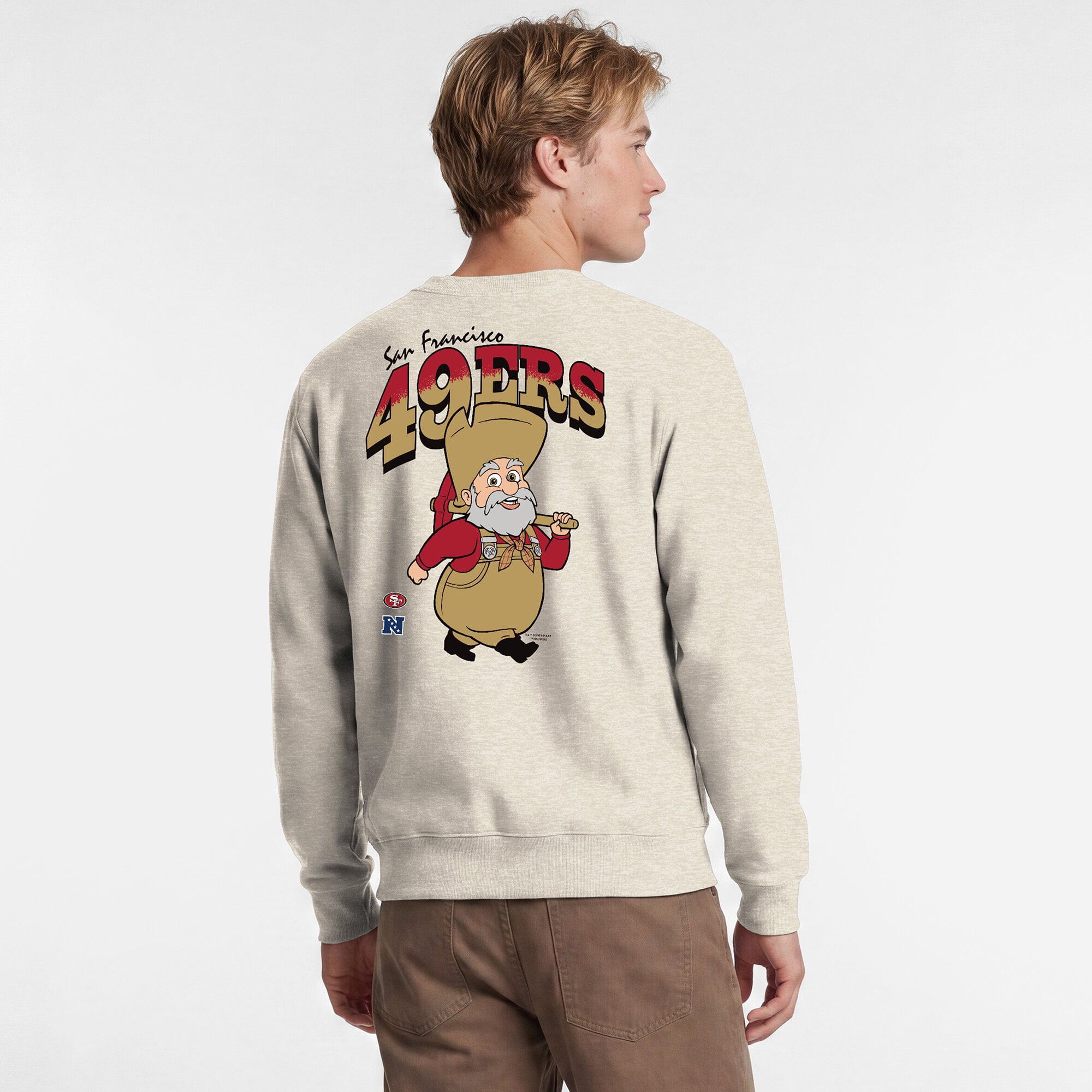 Sweat-shirt à col rond pour homme Disney x Champion couleur avoine San Francisco 49ers Powerblend, imprimé poitrine gauche et dos.