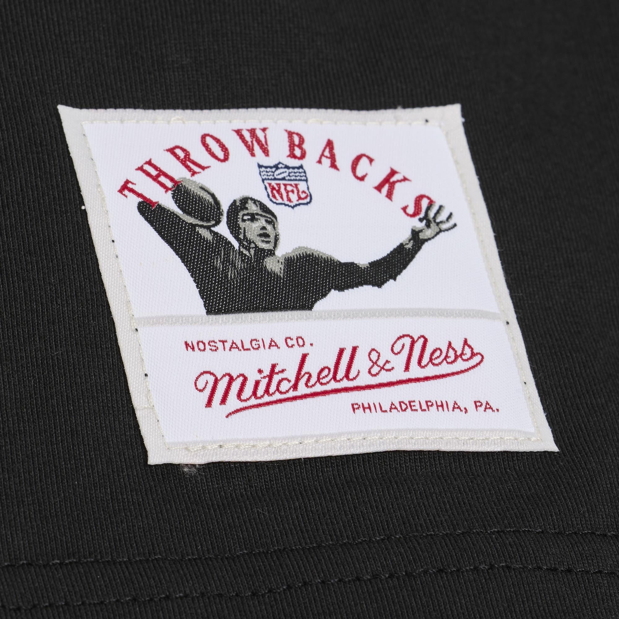 T-shirt Mitchell & Ness noir pour homme, effigie de Joe Montana, joueur retraité des 49ers San Francisco.