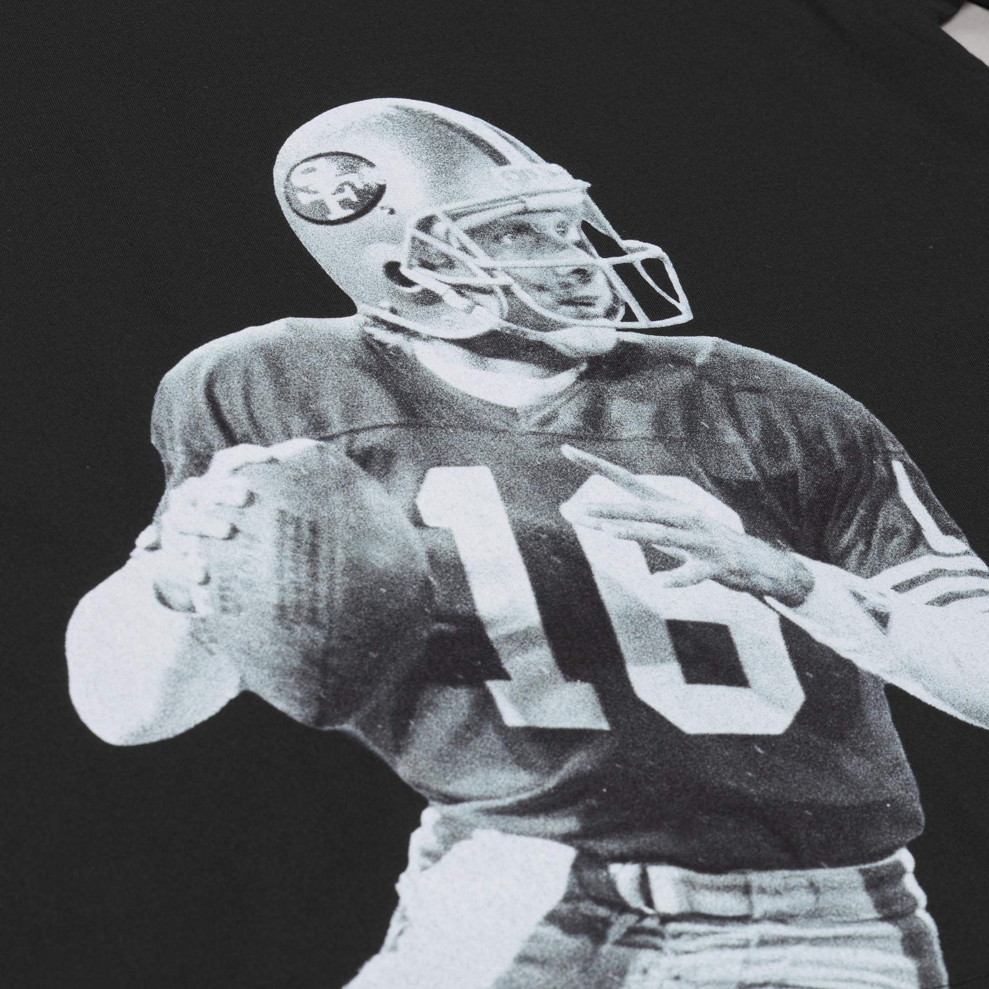 T-shirt Mitchell & Ness noir pour homme, effigie de Joe Montana, joueur retraité des 49ers San Francisco.