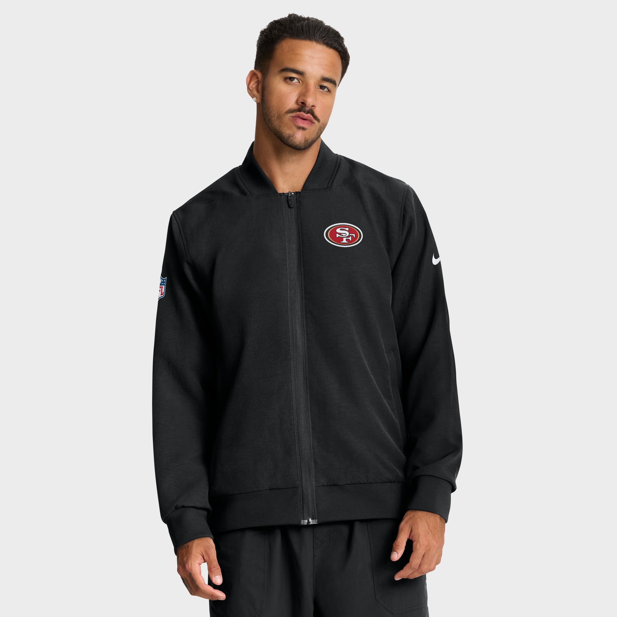 Veste bomber zippée intégrale Nike Dri-FIT pour homme, modèle Sideline des 49ers de San Francisco, noire, avec technologie blocage puissante.