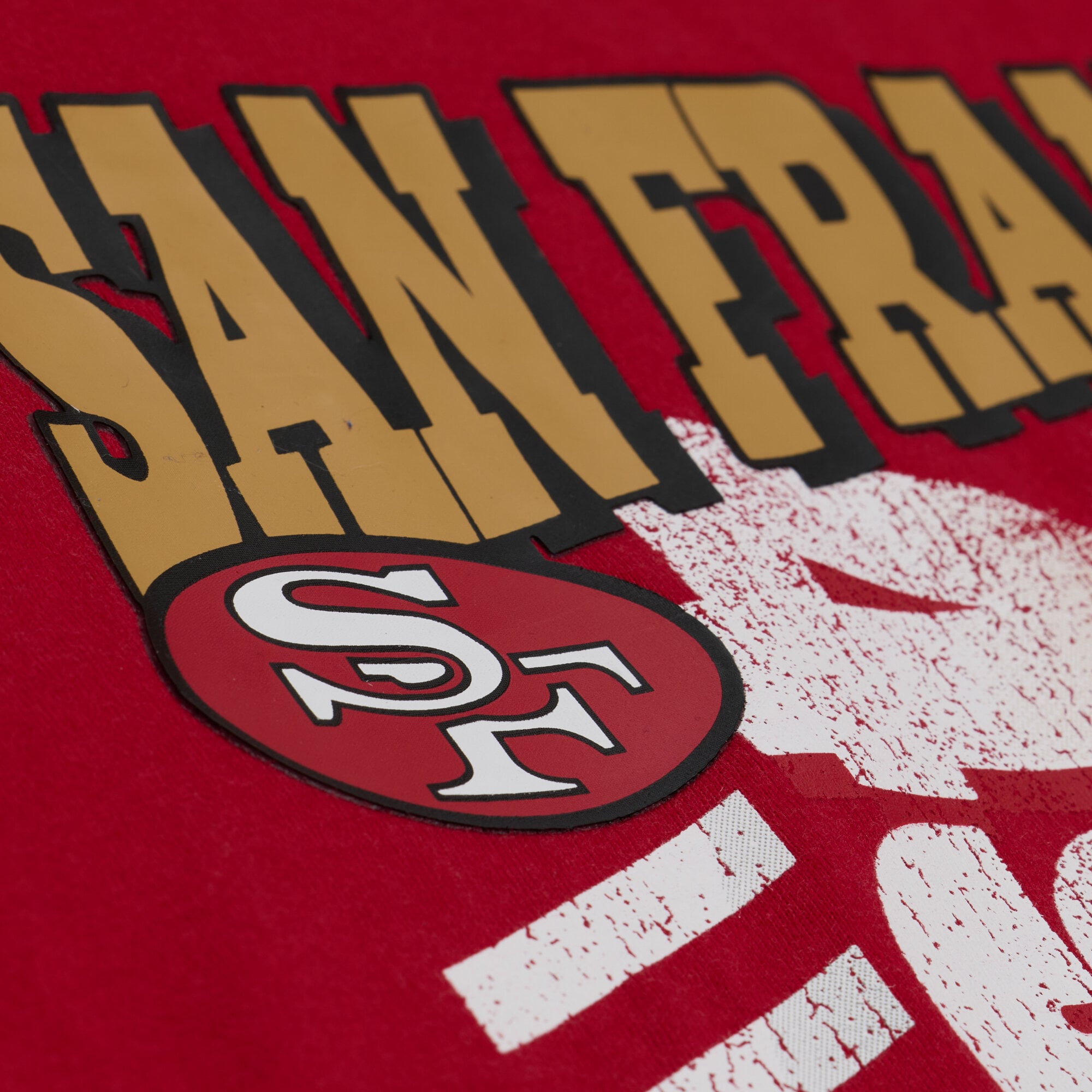 T-shirt court à imprimé graphique urbain Mitchell & Ness Scarlet San Francisco 49ers pour femme