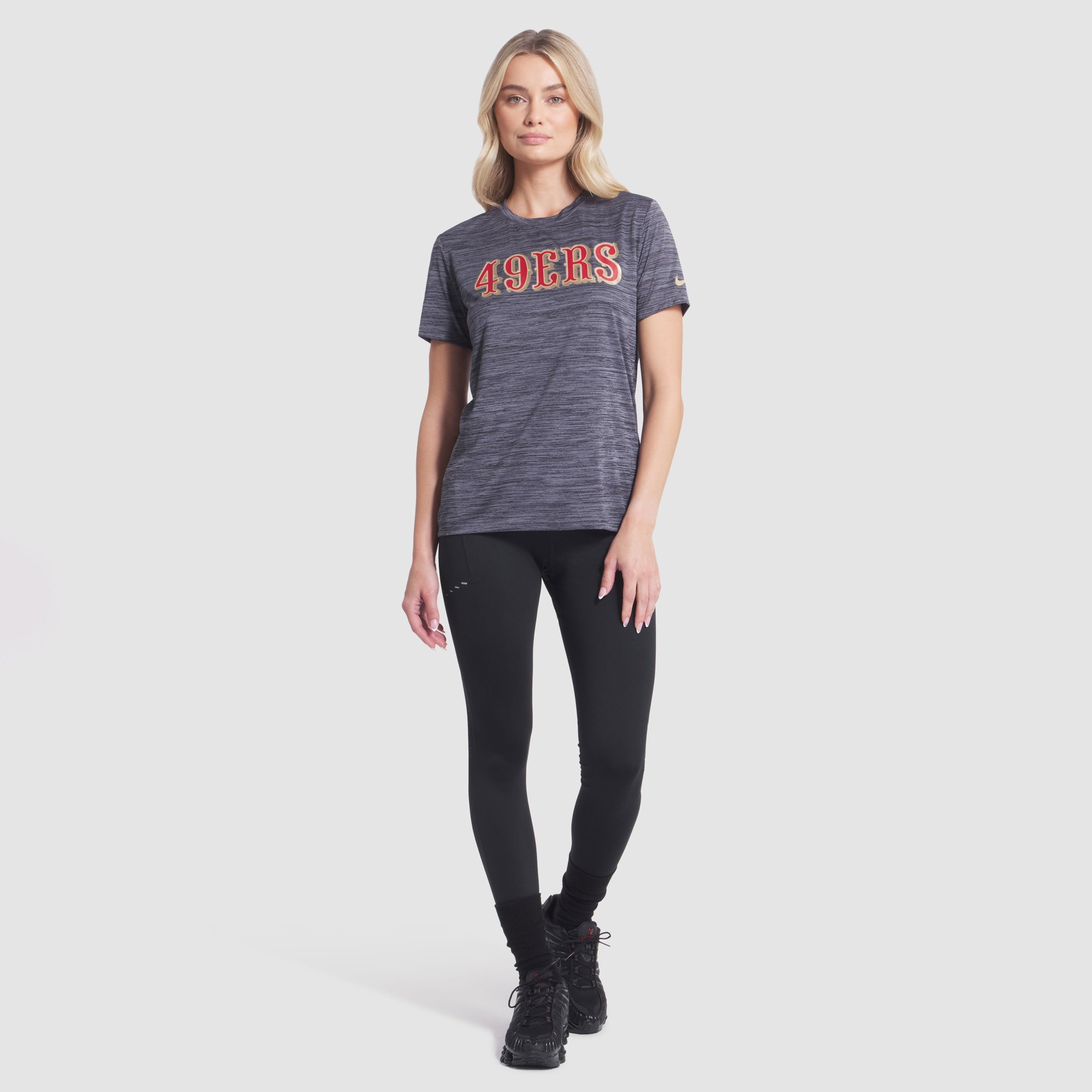 T-shirt Nike pour femme, coloris gris anthracite chiné, collection Rivalries des 49ers de San Francisco, technologie Sideline Velocity Dri-FIT