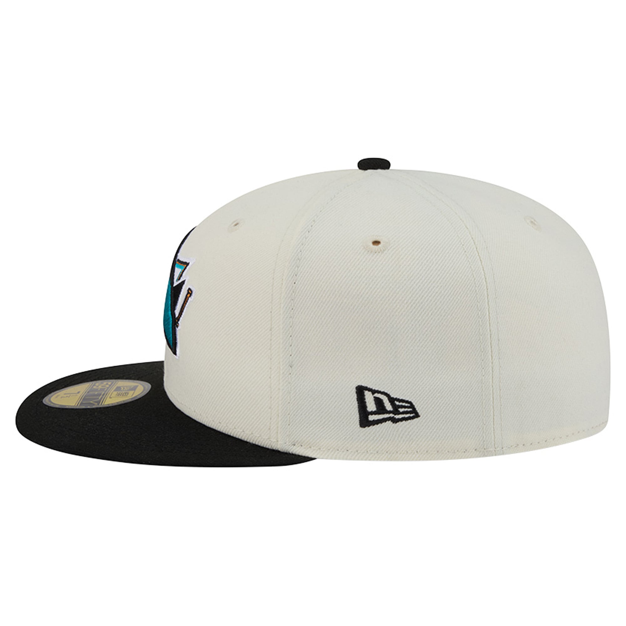 Casquette ajustée New Era 59FIFTY crème/noire pour homme, modèle San Jose Sharks, avec coutures personnalisées.