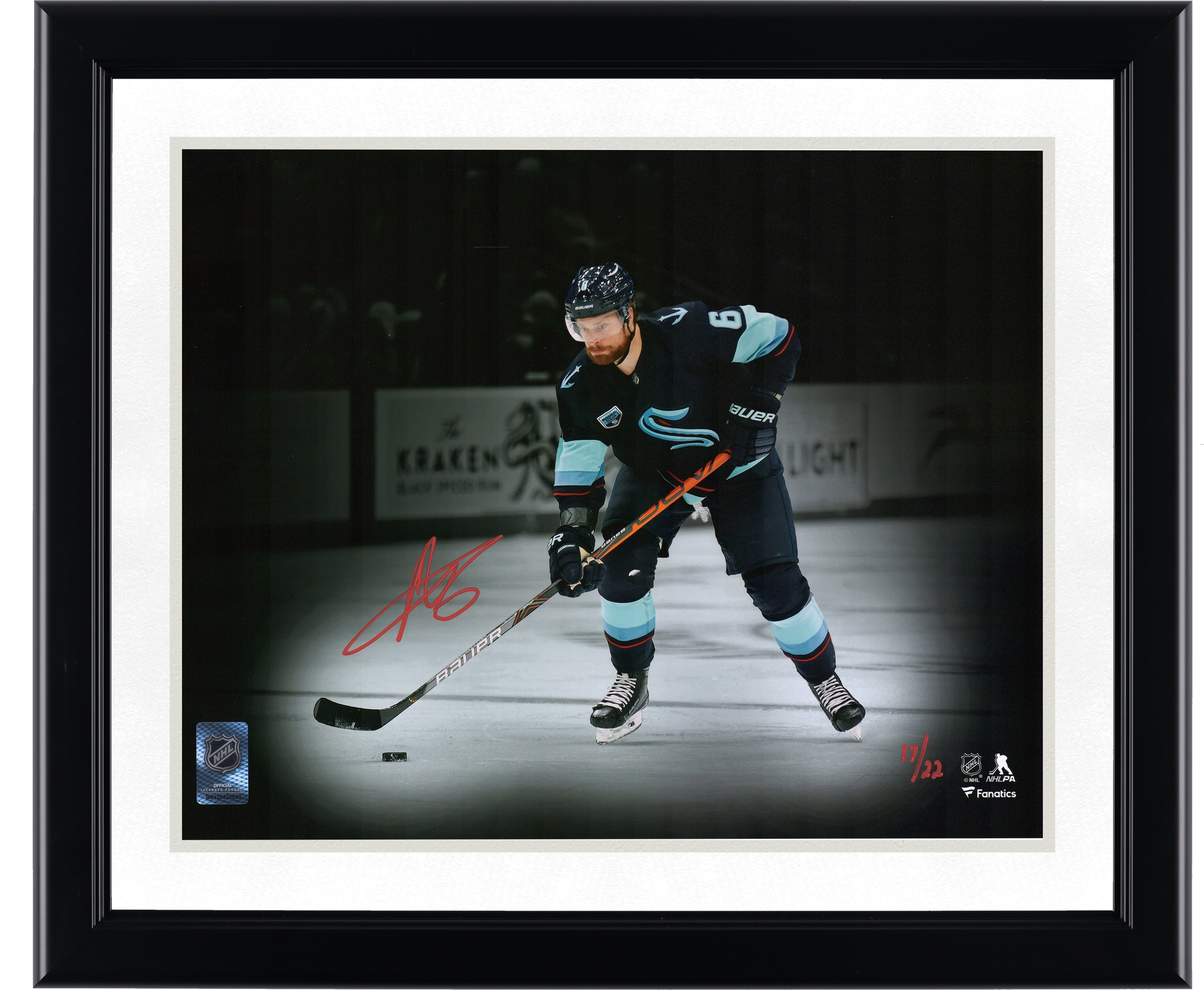 Maillot bleu marine dédicacé par Adam Larsson du Seattle Kraken 11"x 14" avec photo de la rondelle - Édition limitée à 22 exemplaires