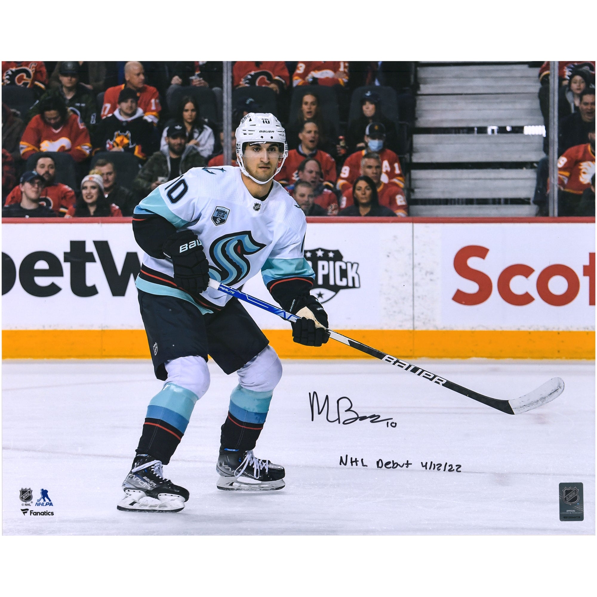 Photo autographiée de Matty Beniers (Seattle Kraken) de ses débuts en LNH (40,6 x 50,8 cm) avec inscription « Débuts en LNH le 12/04/2022 ».
