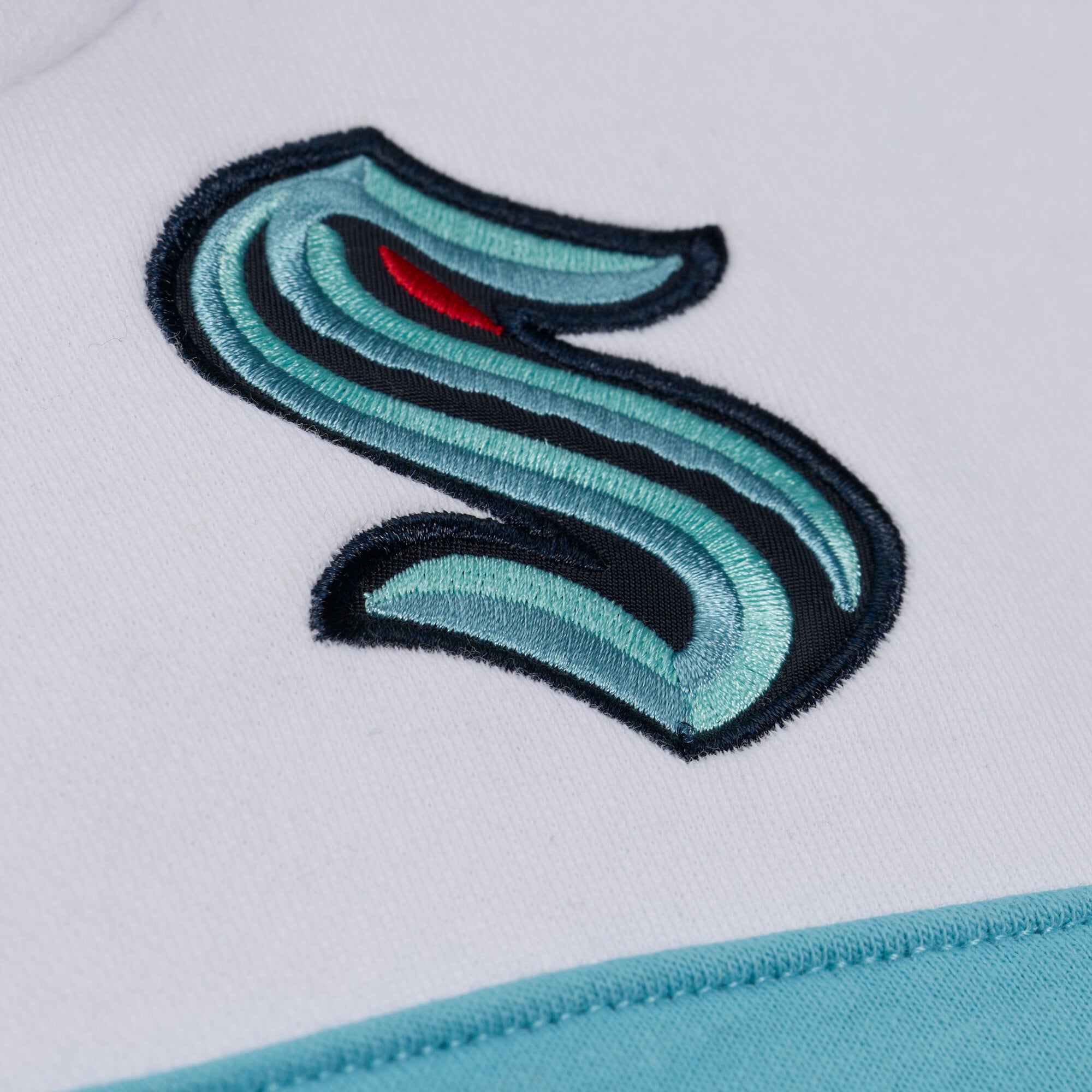 Sweat à capuche Mitchell & Ness blanc/bleu marine Seattle Kraken pour femme