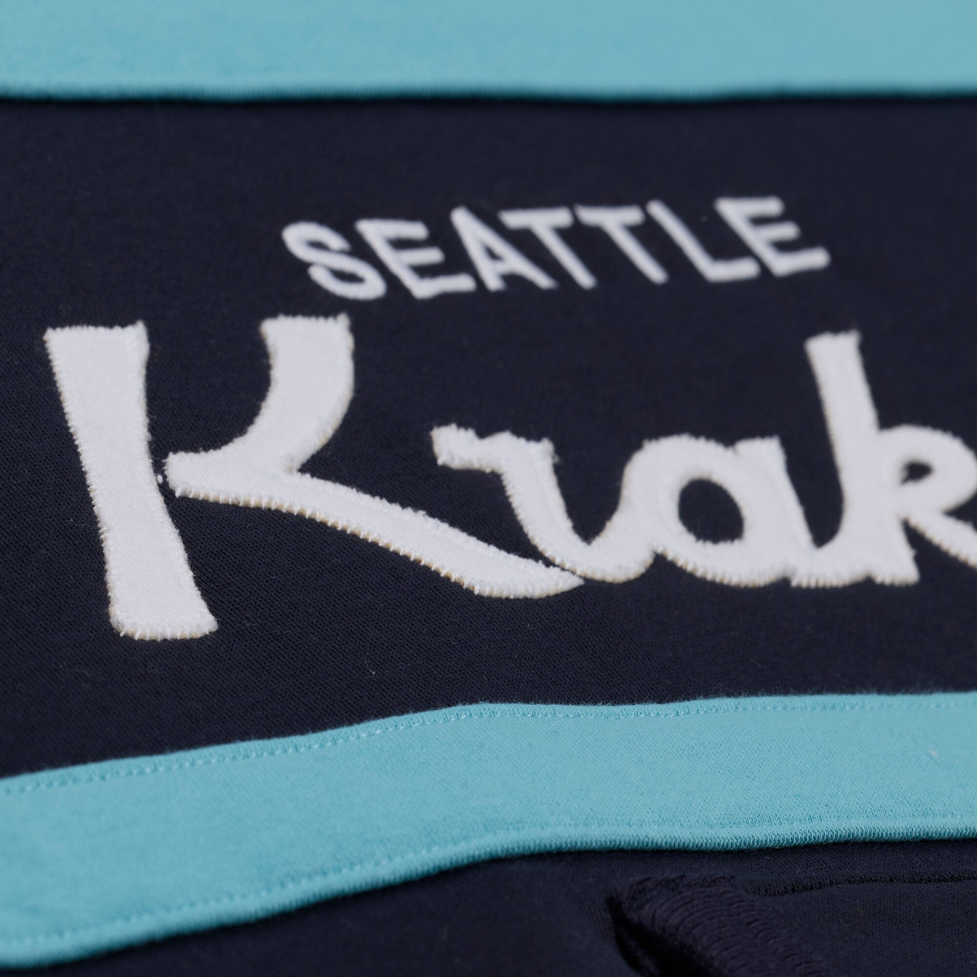 Sweat à capuche Mitchell & Ness blanc/bleu marine Seattle Kraken pour femme