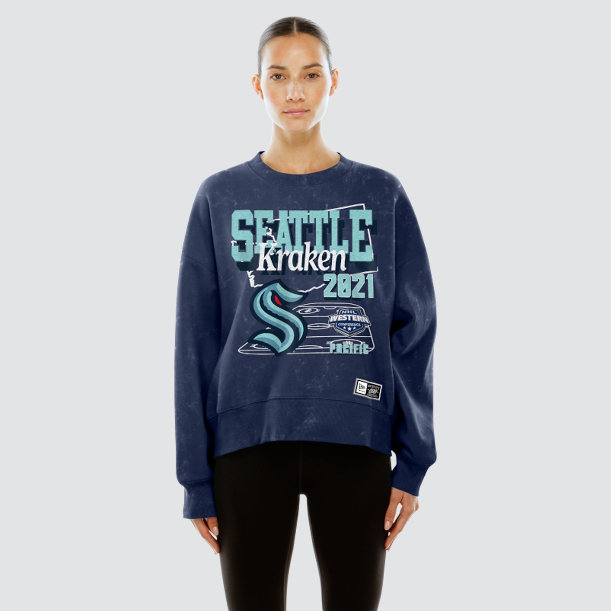 Sweat-shirt à col rond New Era Deep Sea Blue Seattle Kraken Throwback en molleton délavé minéral pour femme