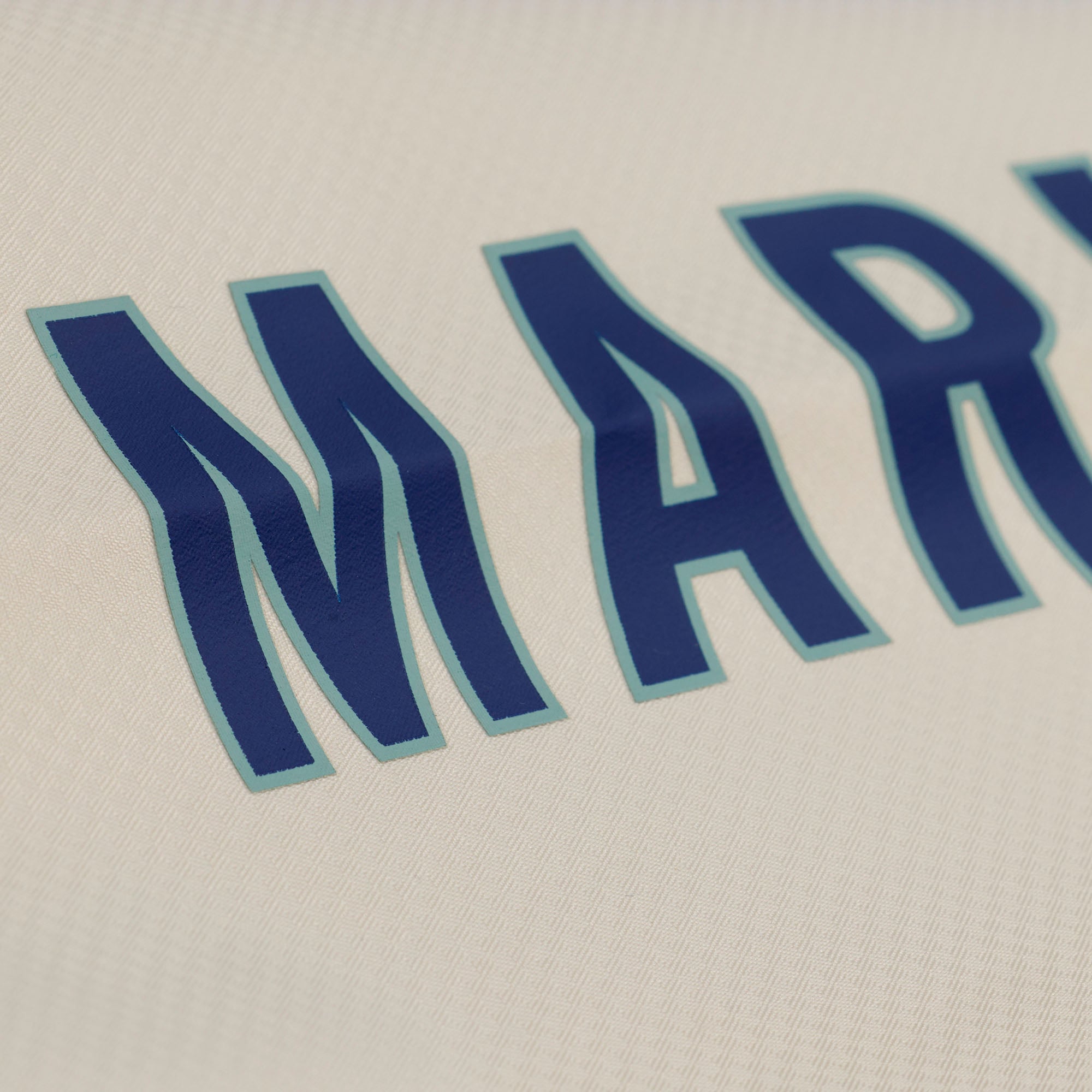Veste de coach à capuche Mitchell & Ness Ichiro Suzuki crème Seattle Mariners, fermeture boutons-pression, style Yacht Rock, avec nom et numéro.