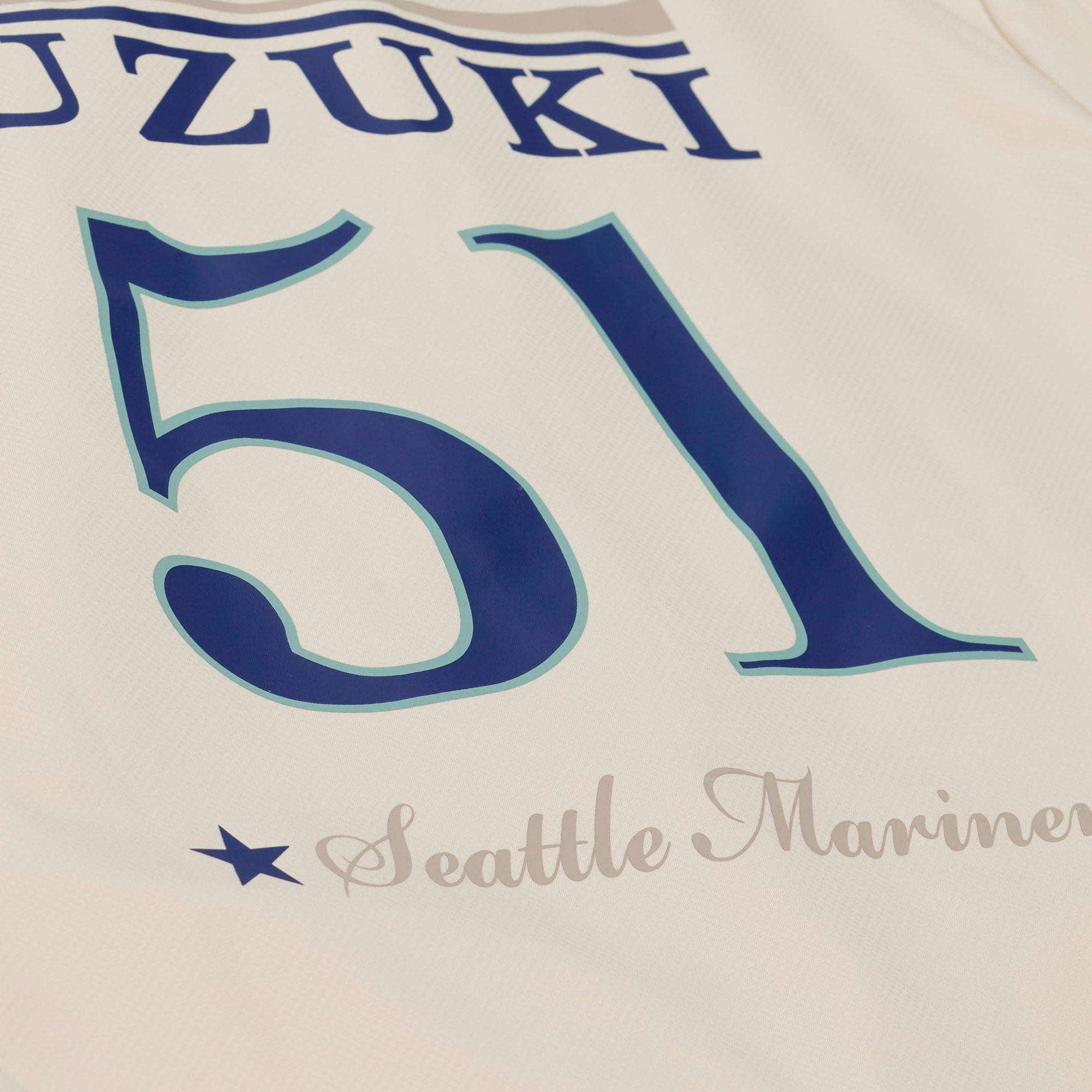 Veste de coach à capuche Mitchell & Ness Ichiro Suzuki crème Seattle Mariners, fermeture boutons-pression, style Yacht Rock, avec nom et numéro.