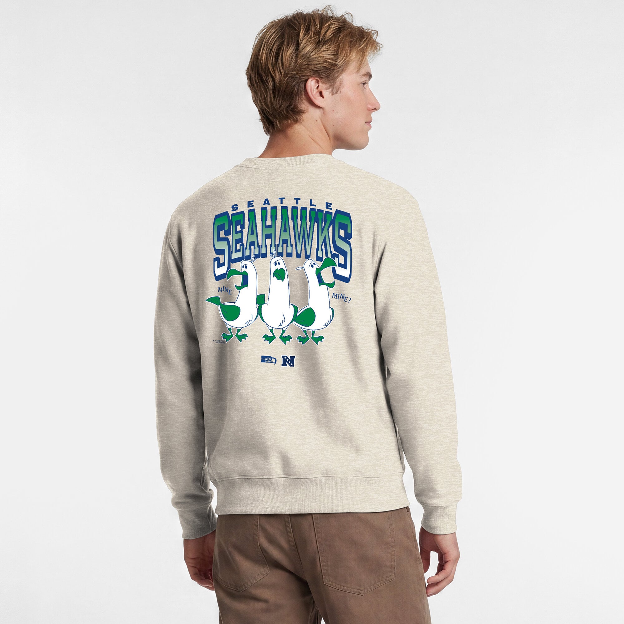 Sweat-shirt à col rond pour homme Disney x Champion Seattle Seahawks Powerblend couleur avoine, imprimé poitrine gauche et dos.