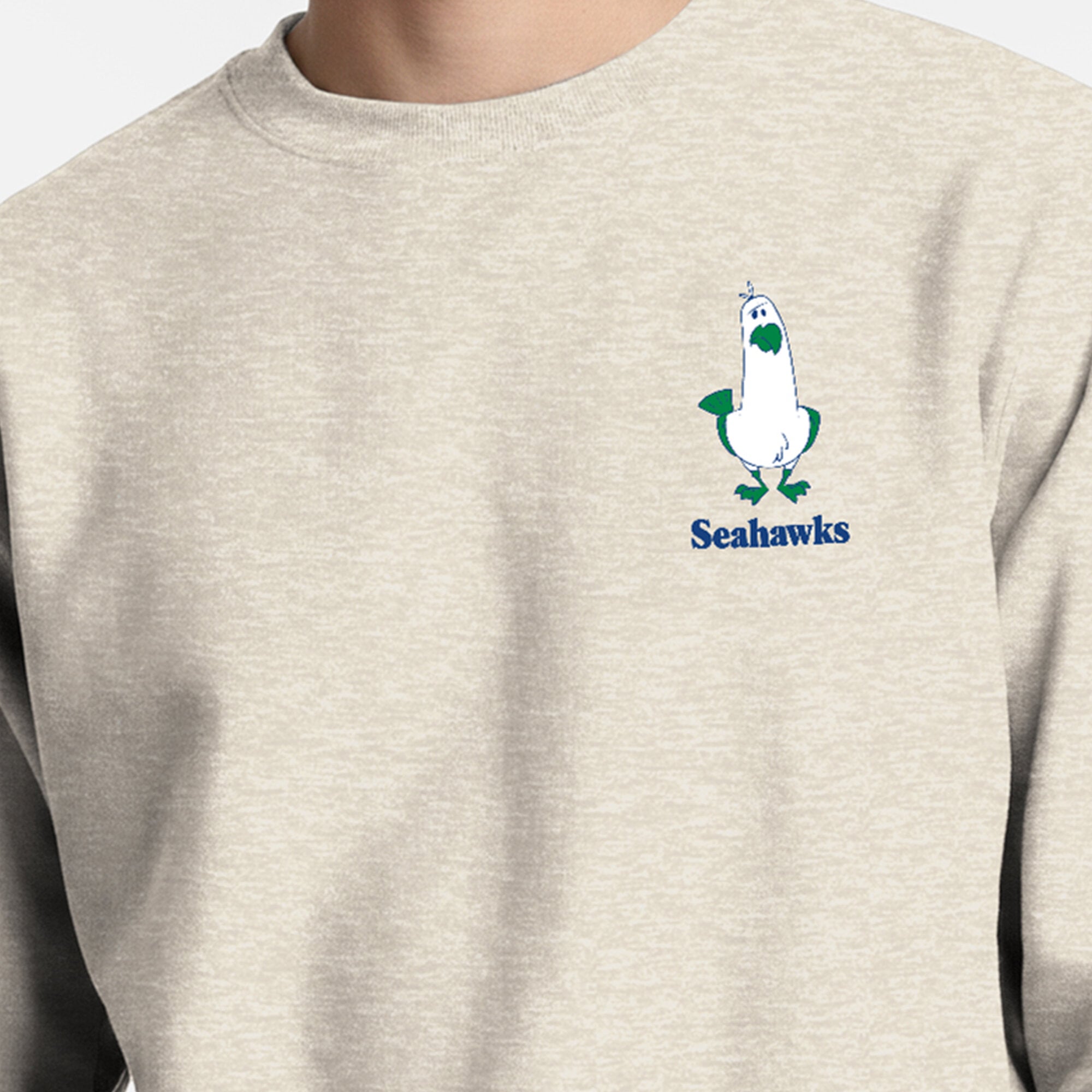 Sweat-shirt à col rond pour homme Disney x Champion Seattle Seahawks Powerblend couleur avoine, imprimé poitrine gauche et dos.