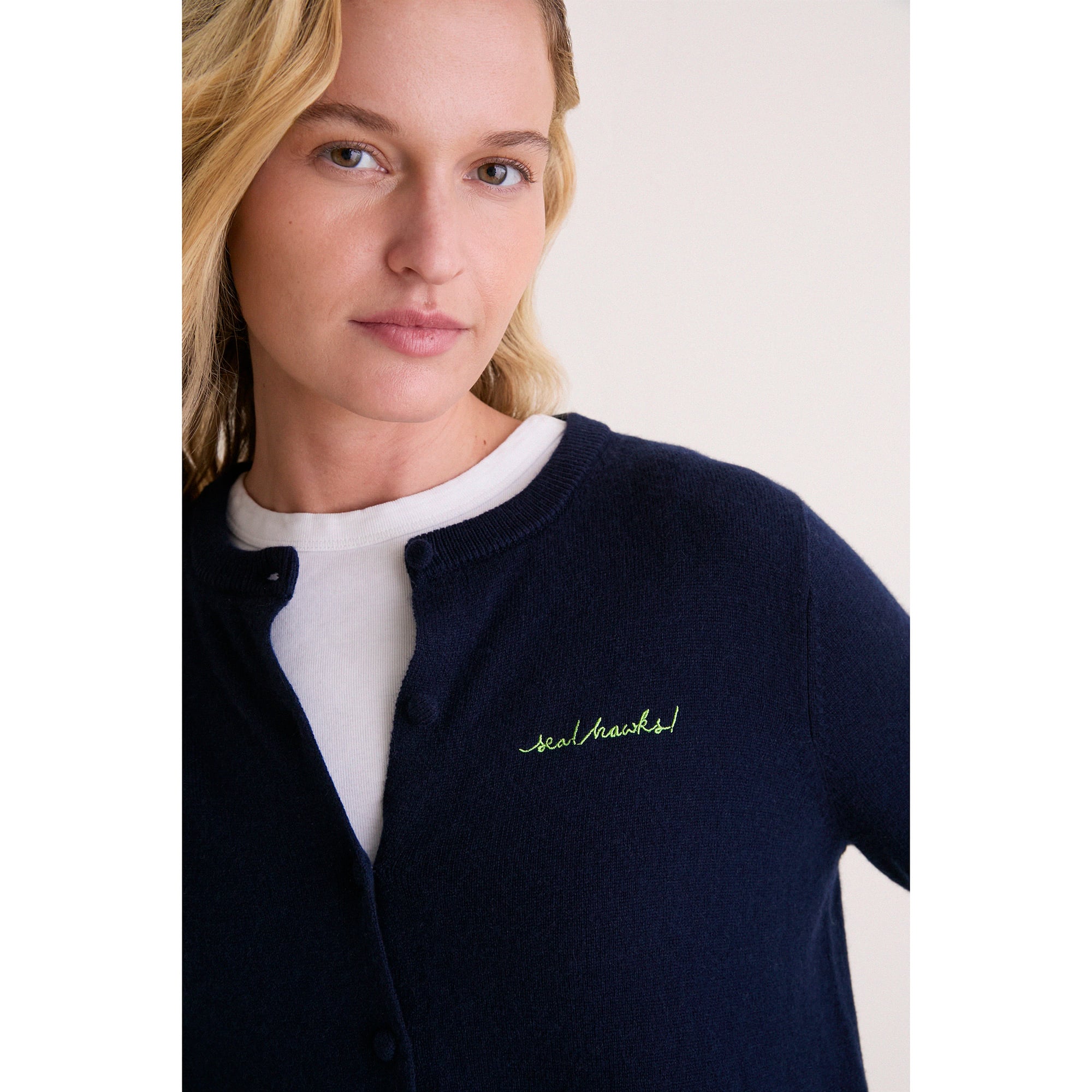 Gilet en cachemire à boutons Tuckernuck College Navy Seattle Seahawks pour femme