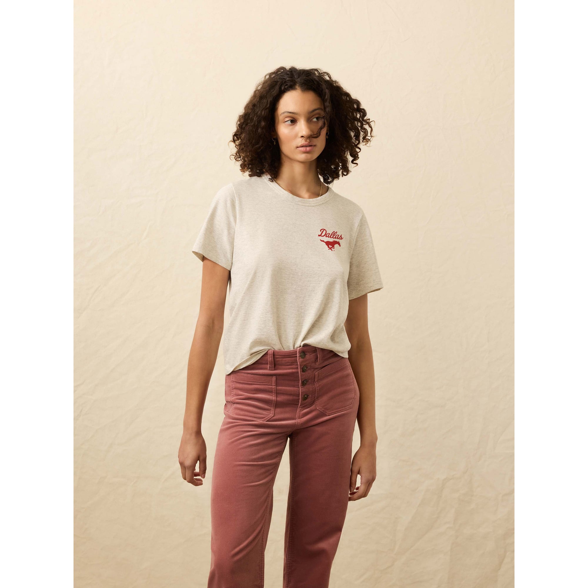 T-shirt essentiel FAHERTY crème SMU Mustangs pour femmes, délavé au soleil
