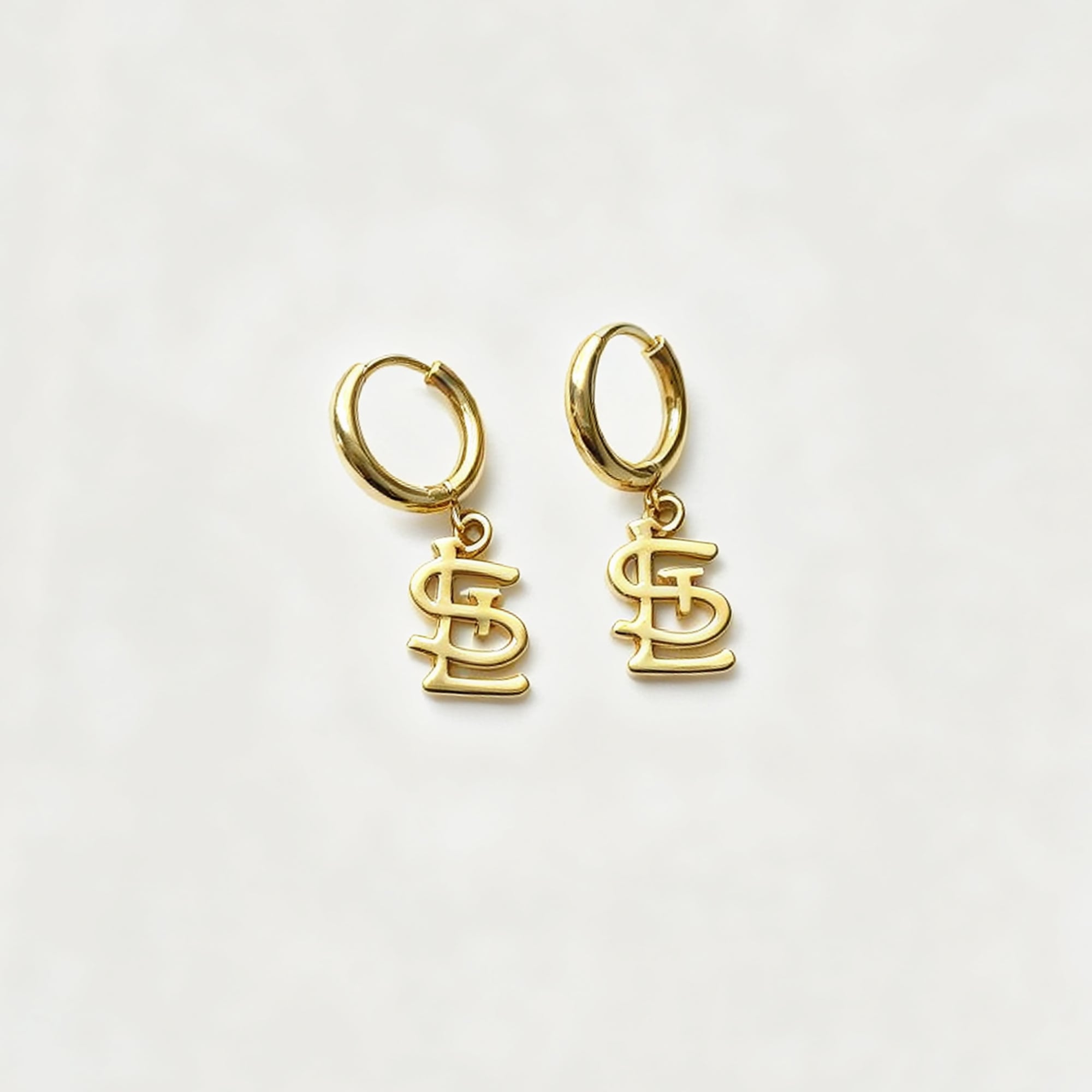 Boucles d'oreilles créoles LUV AJ avec pendentif logo des Cardinals de Saint-Louis