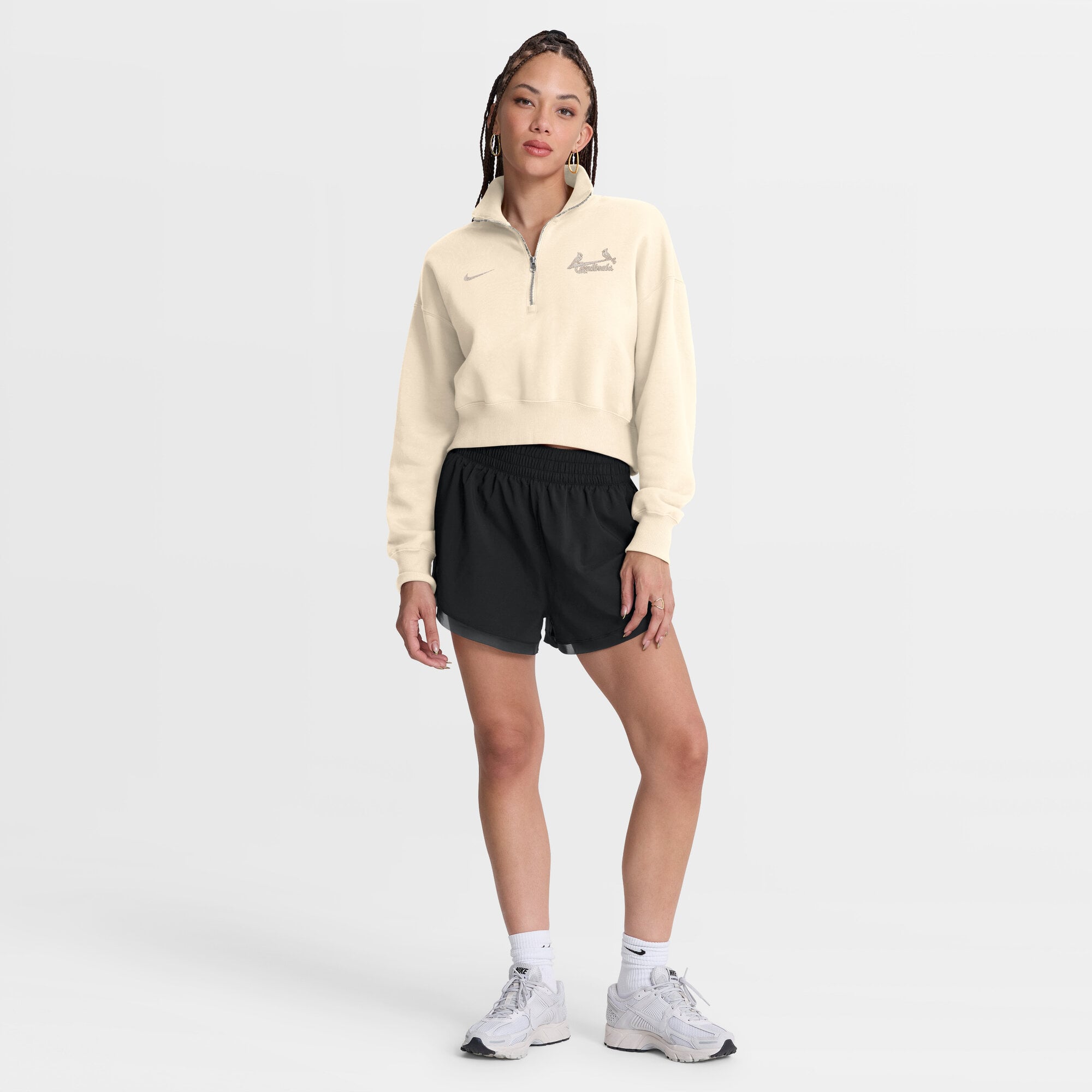 Sweat-shirt court à fermeture éclair 1/4 Nike crème pour femme, modèle Phoenix Fleece, aux couleurs des Cardinals de Saint-Louis.