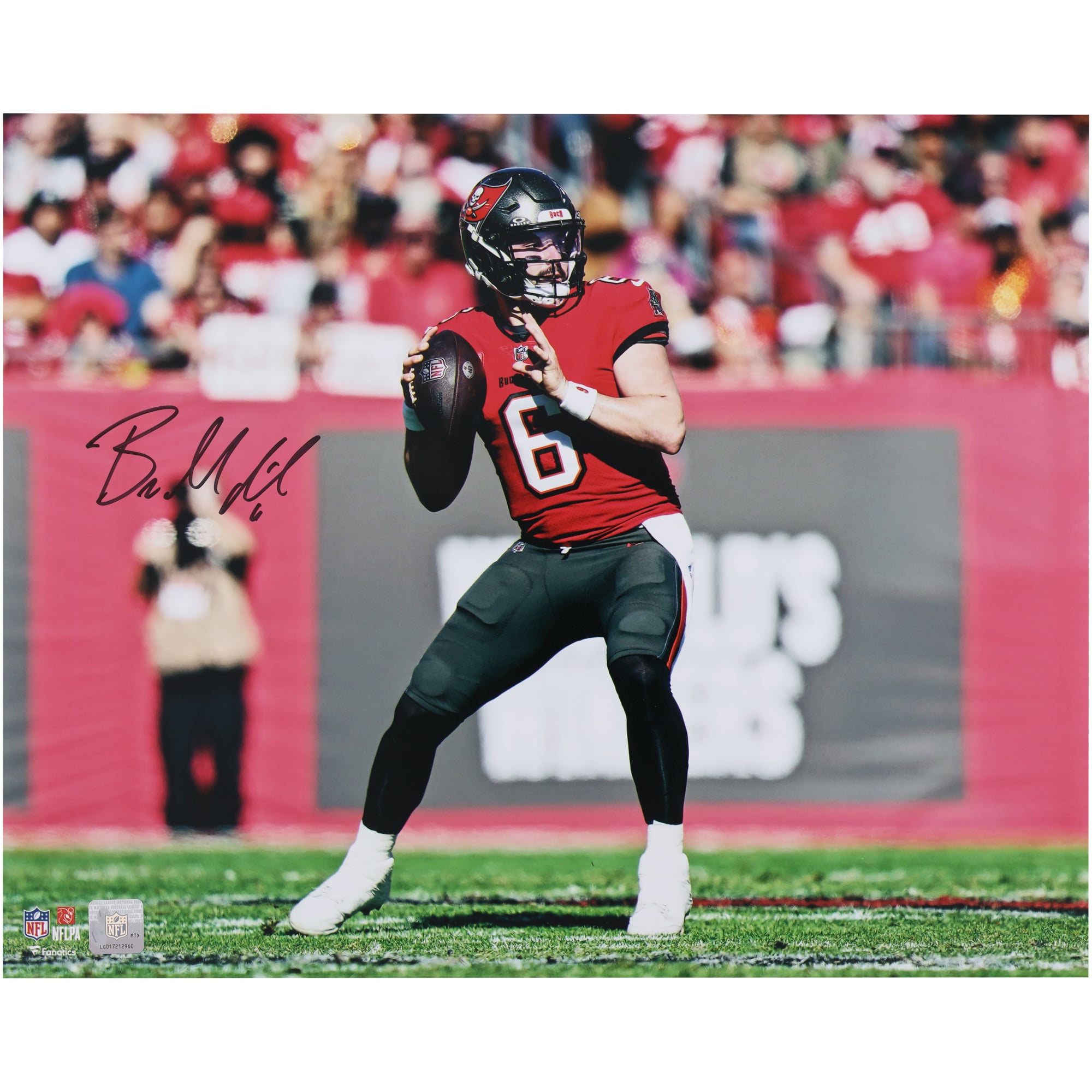 Photo dédicacée de Baker Mayfield (Buccaneers de Tampa Bay) en train de lancer (40,6 x 50,8 cm)