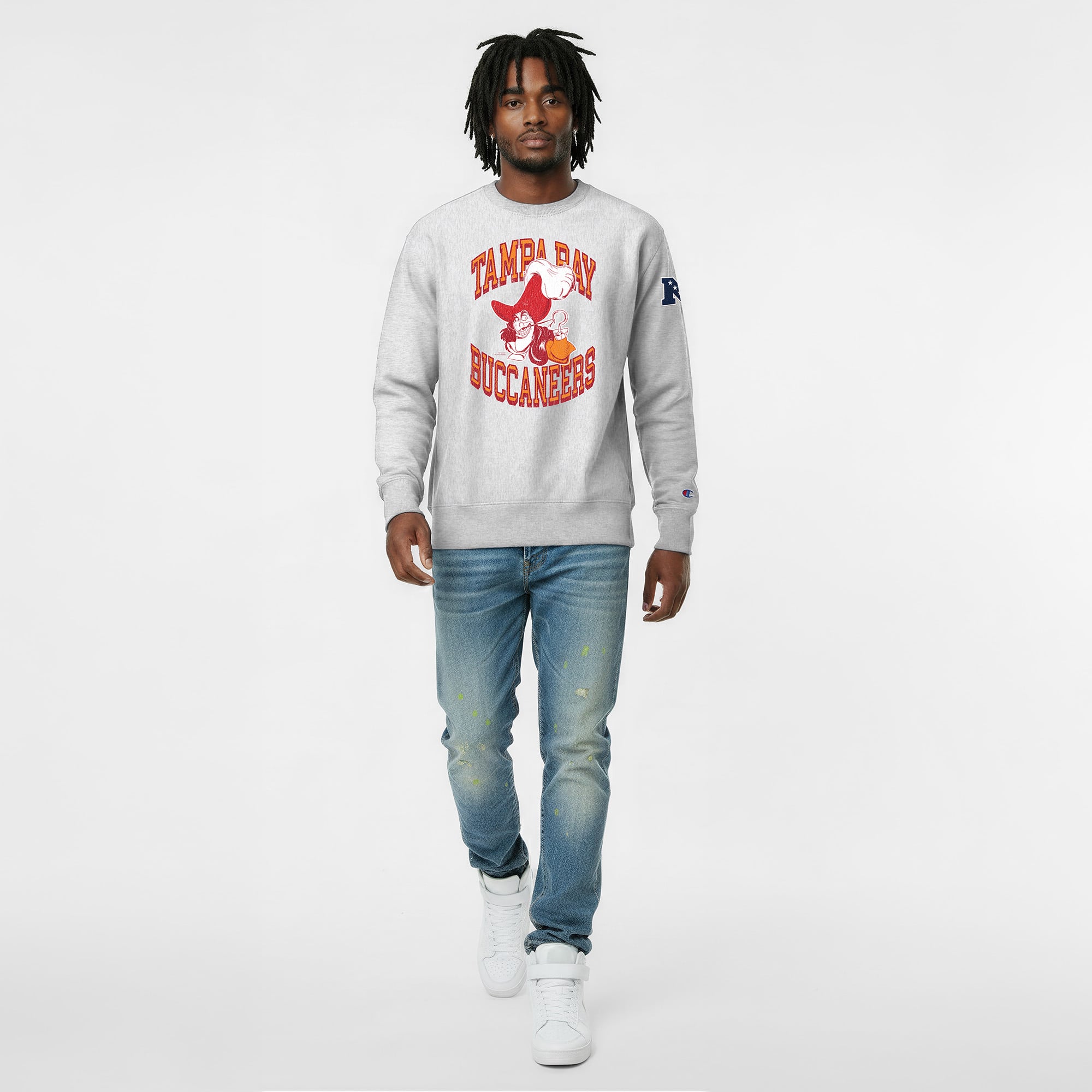 Sweat-shirt homme Disney x Champion gris chiné Tampa Bay Buccaneers Captain Hook Reverse Weave