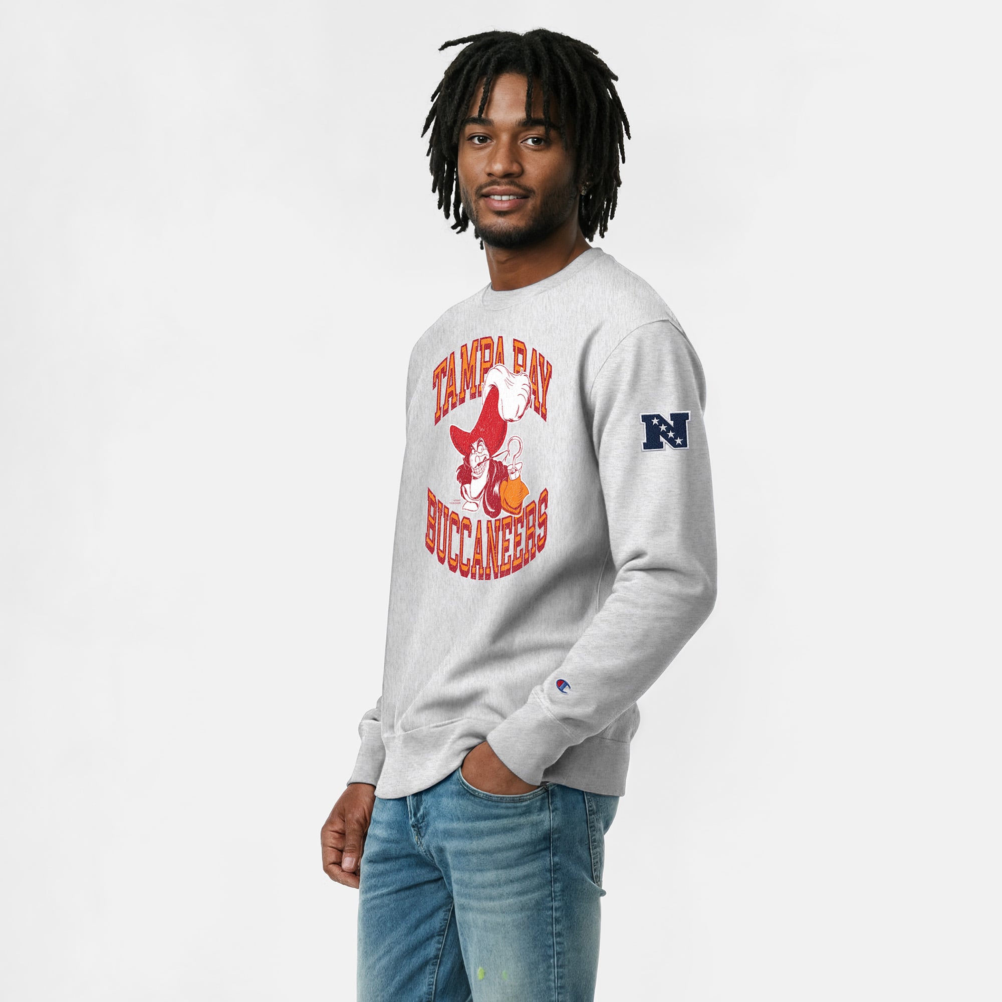 Sweat-shirt homme Disney x Champion gris chiné Tampa Bay Buccaneers Captain Hook Reverse Weave