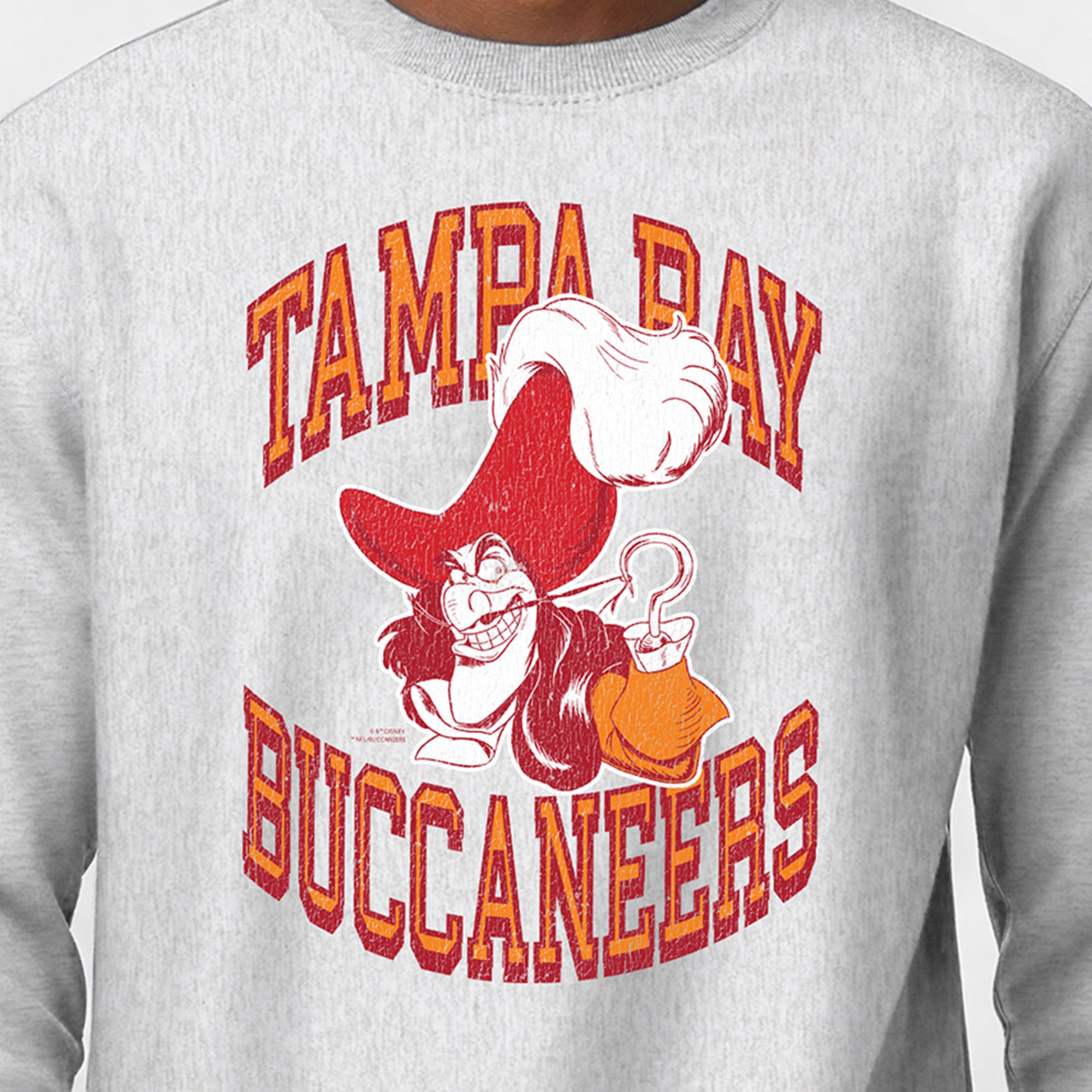 Sweat-shirt homme Disney x Champion gris chiné Tampa Bay Buccaneers Captain Hook Reverse Weave