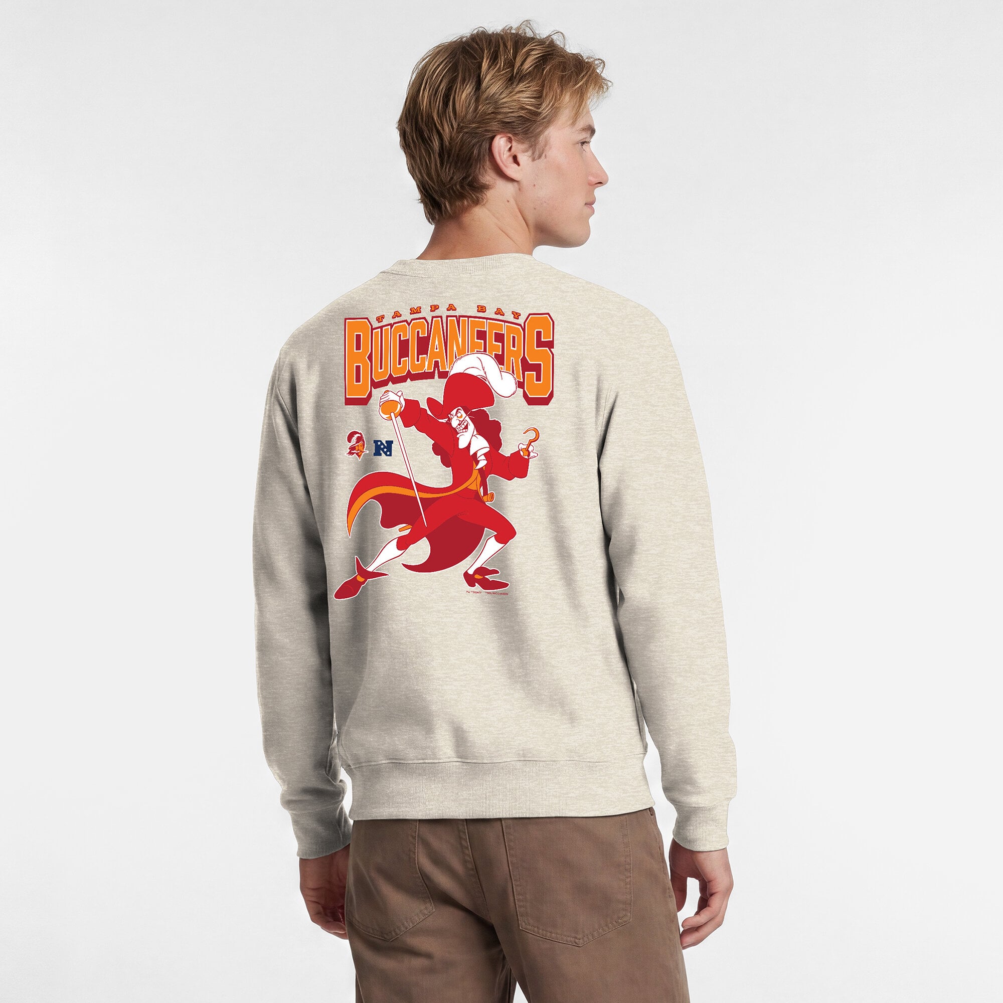 Sweat-shirt à col rond pour homme Disney x Champion couleur avoine Tampa Bay Buccaneers Powerblend, poitrine gauche, arrière