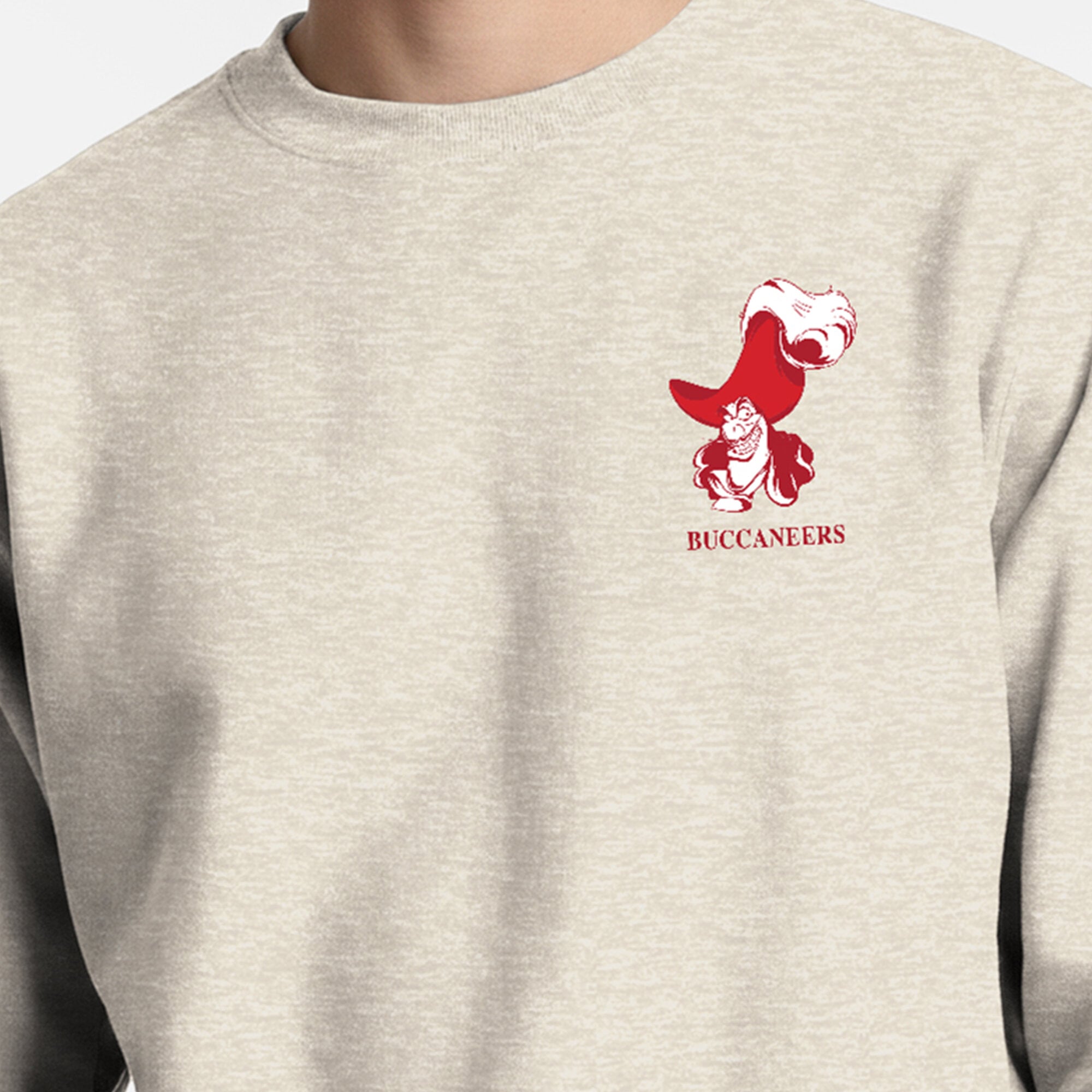 Sweat-shirt à col rond pour homme Disney x Champion couleur avoine Tampa Bay Buccaneers Powerblend, poitrine gauche, arrière