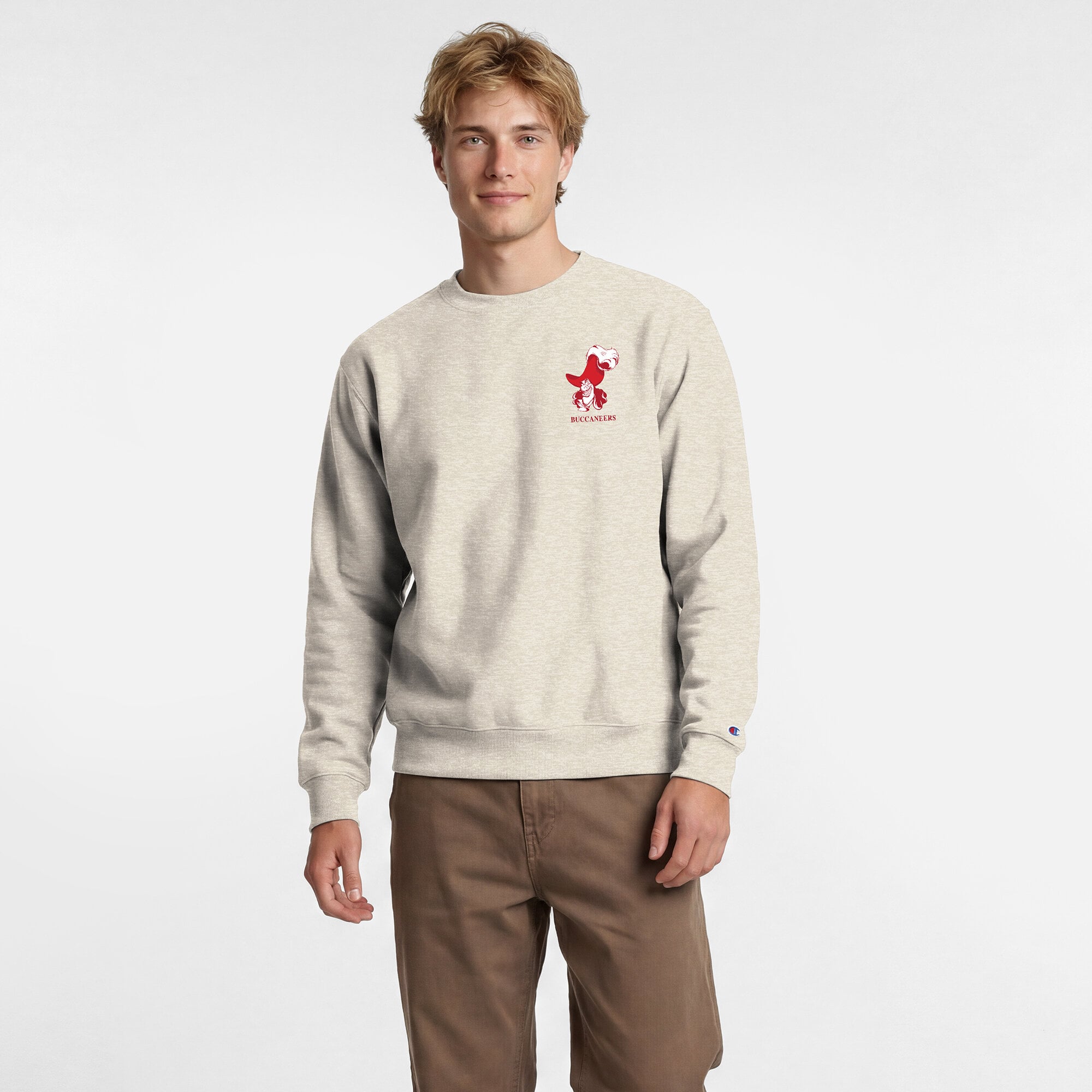 Sweat-shirt à col rond pour homme Disney x Champion couleur avoine Tampa Bay Buccaneers Powerblend, poitrine gauche, arrière