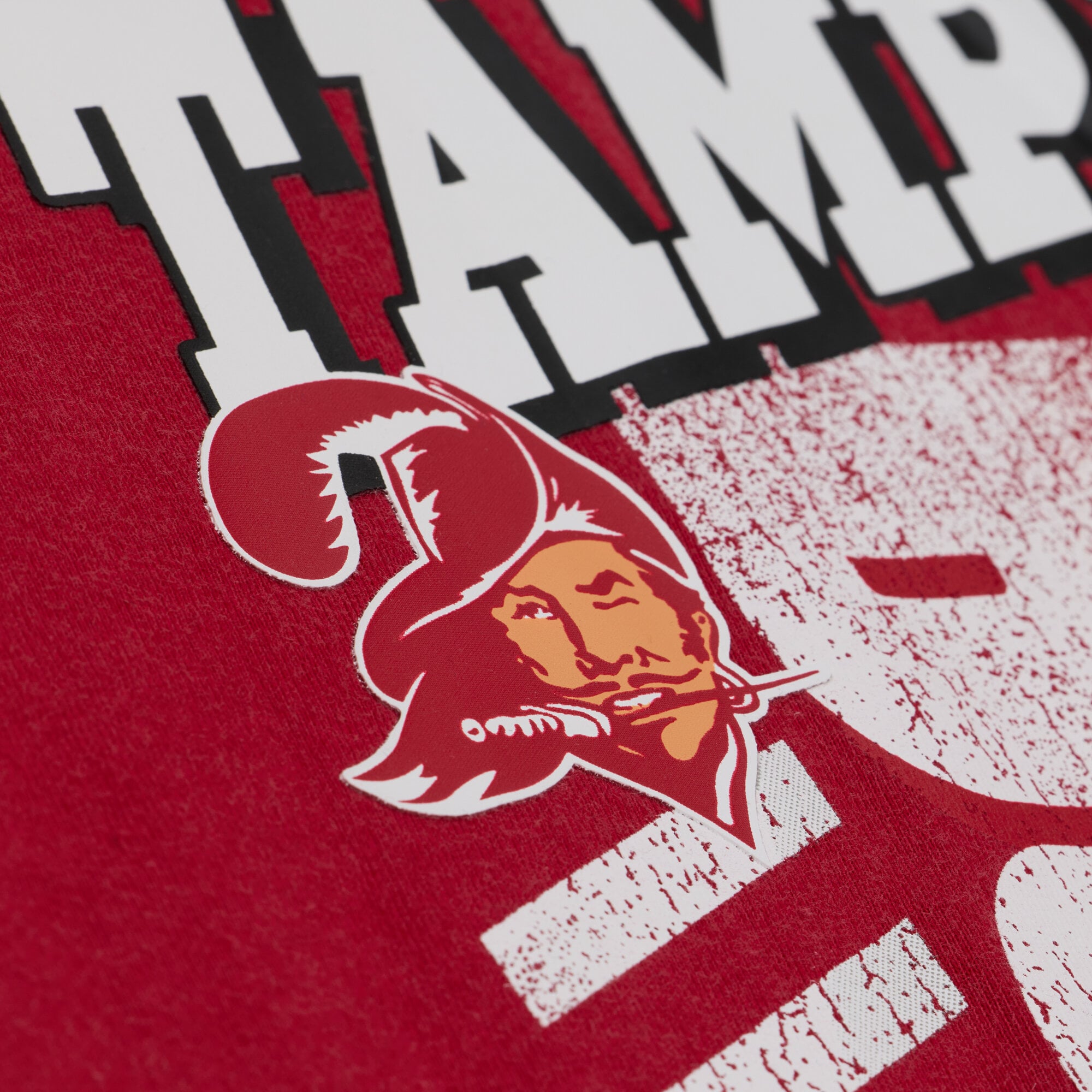 T-shirt graphique Mitchell & Ness rouge Tampa Bay Buccaneers Core Essentials Street pour homme