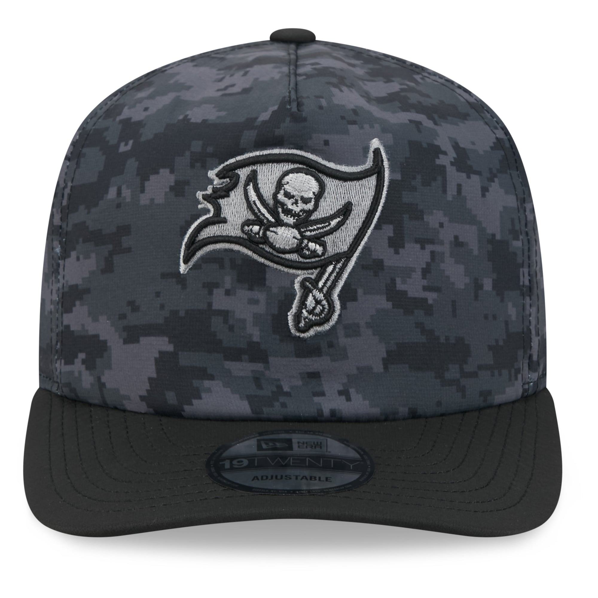 Casquette ajustable New Era noire pour homme Tampa Bay Buccaneers 2026 Salute To Service 19TWENTY