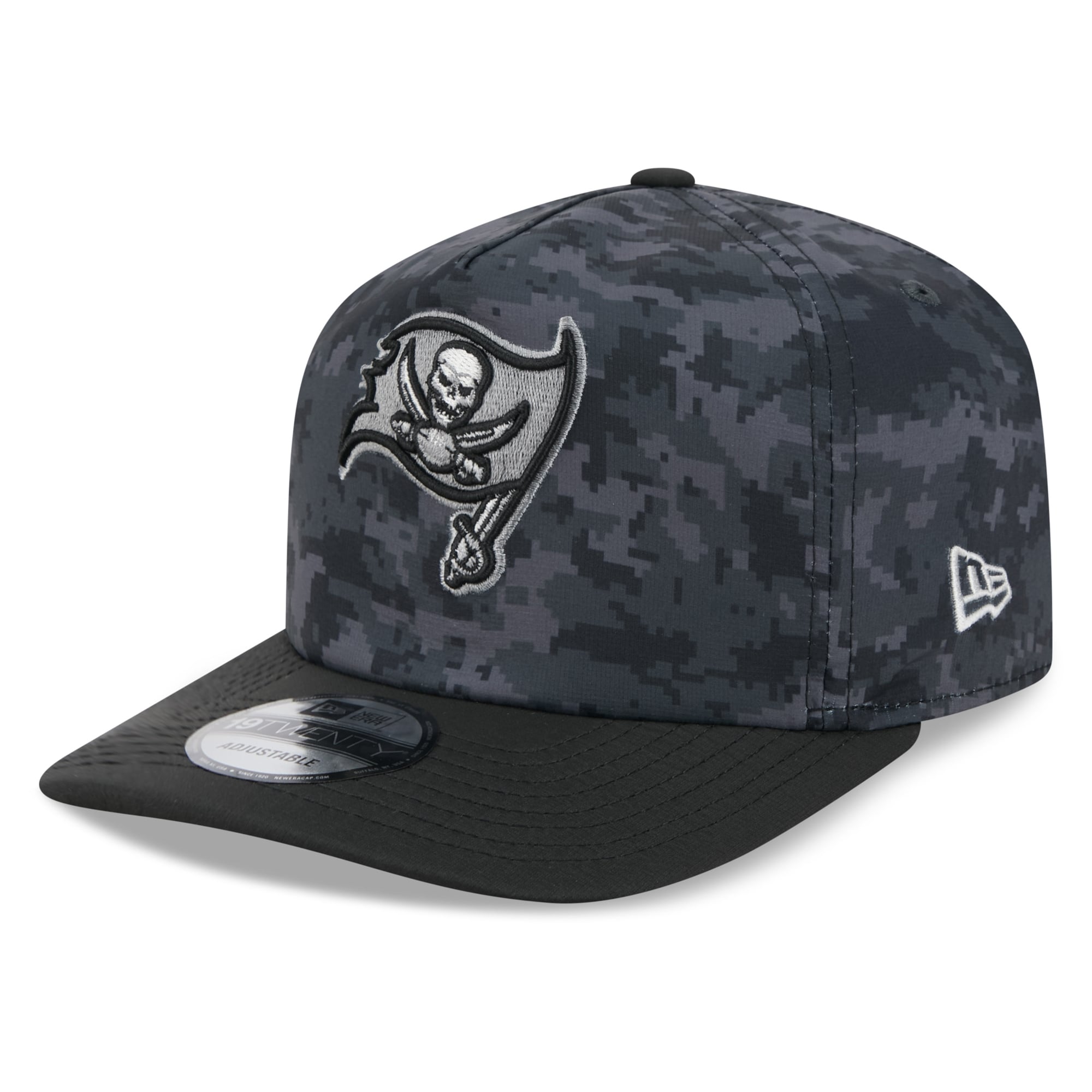 Casquette ajustable New Era noire pour homme Tampa Bay Buccaneers 2026 Salute To Service 19TWENTY