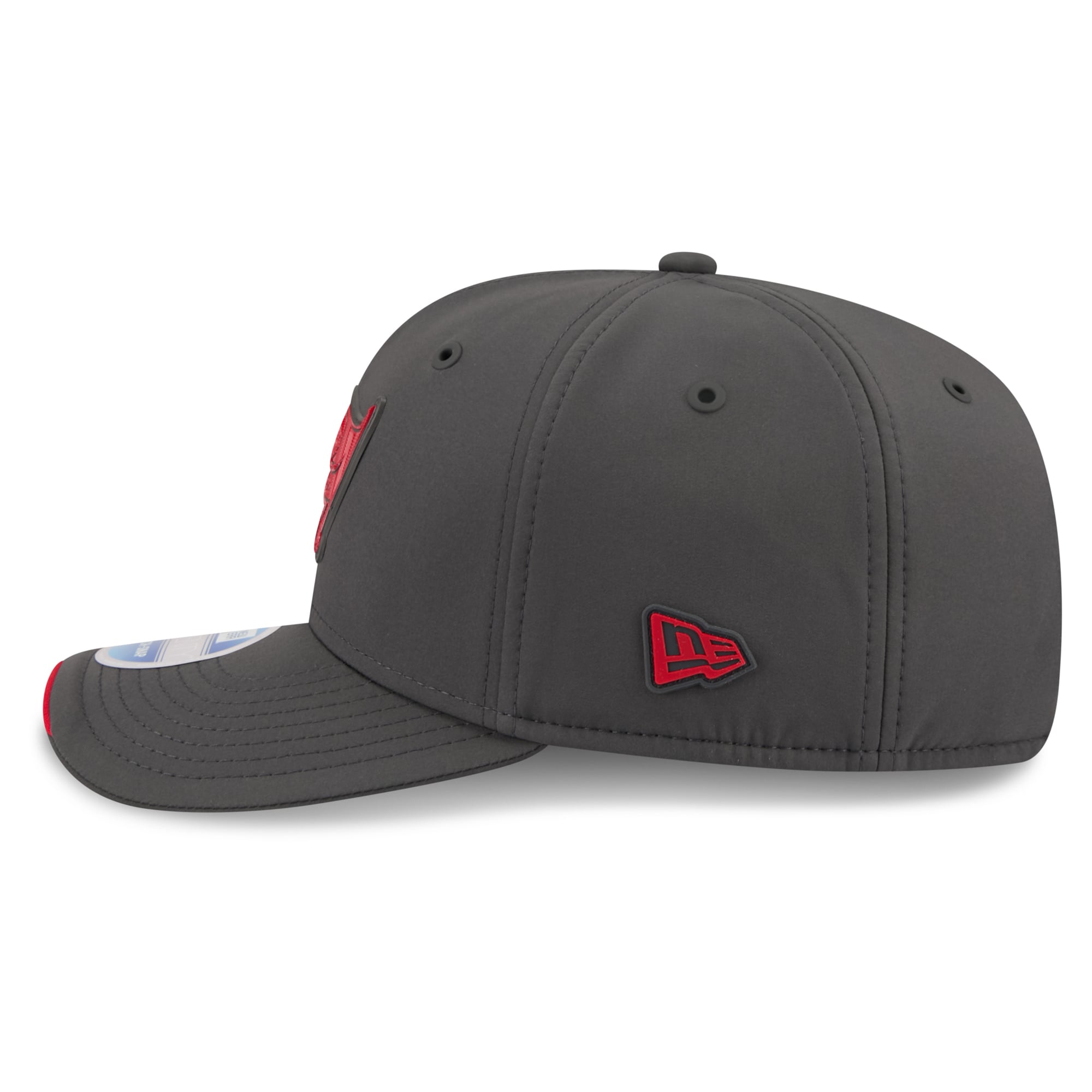 Casquette ajustable New Era 9SEVENTY pour homme, couleur anthracite, Tampa Bay Buccaneers, collection Sideline 2026, idéale pour les temps froids.