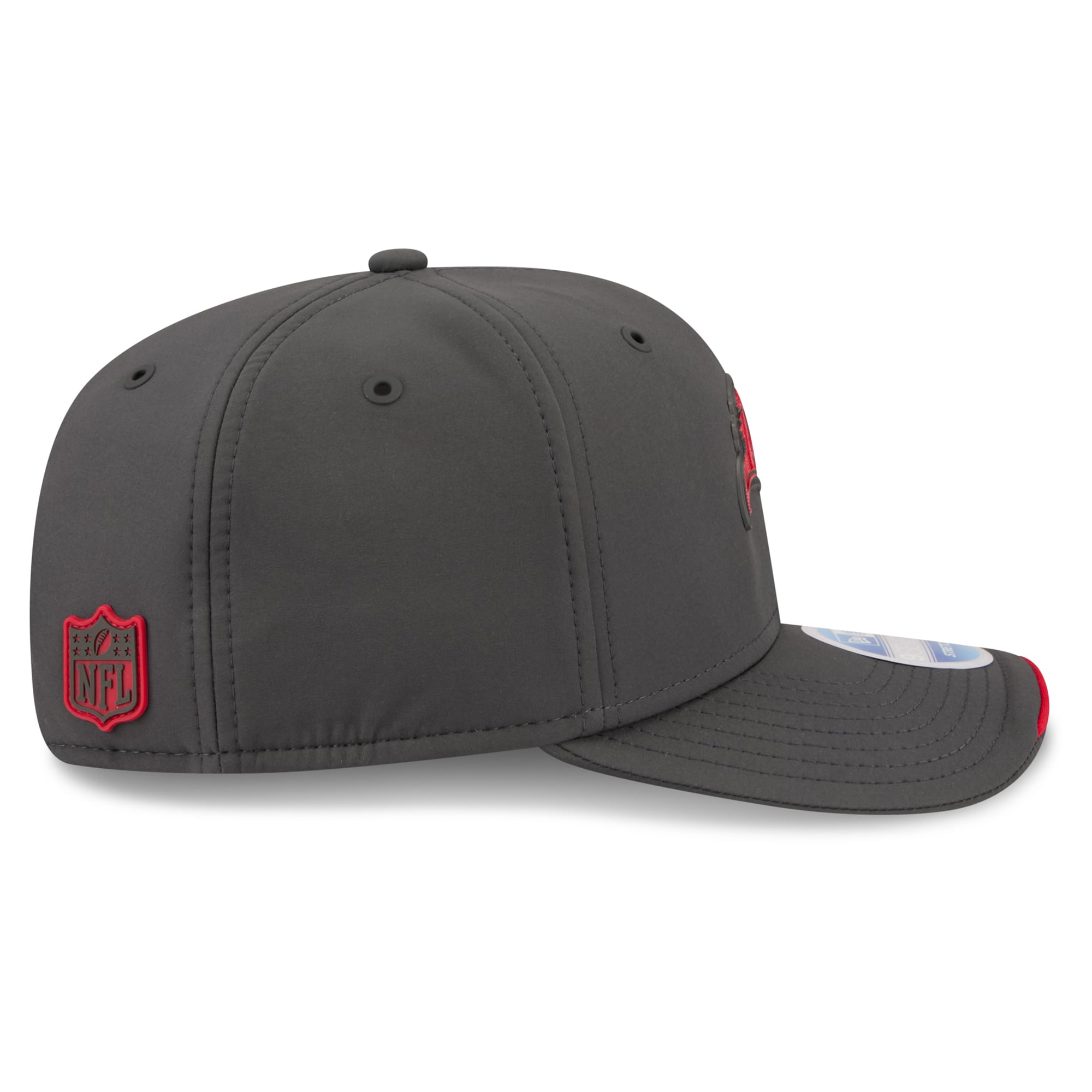 Casquette ajustable New Era 9SEVENTY pour homme, couleur anthracite, Tampa Bay Buccaneers, collection Sideline 2026, idéale pour les temps froids.