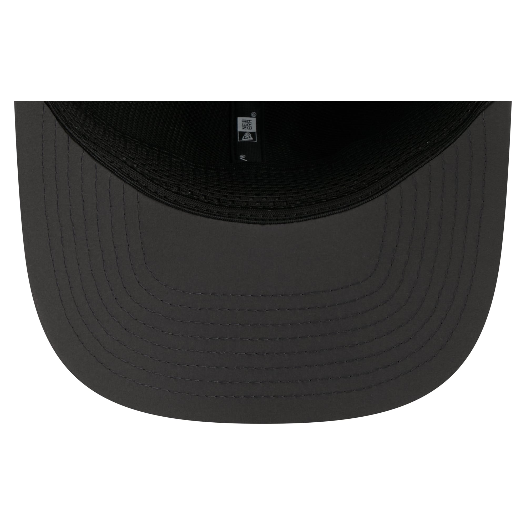 Casquette ajustable New Era 9SEVENTY pour homme, couleur anthracite, Tampa Bay Buccaneers, collection Sideline 2026, idéale pour les temps froids.