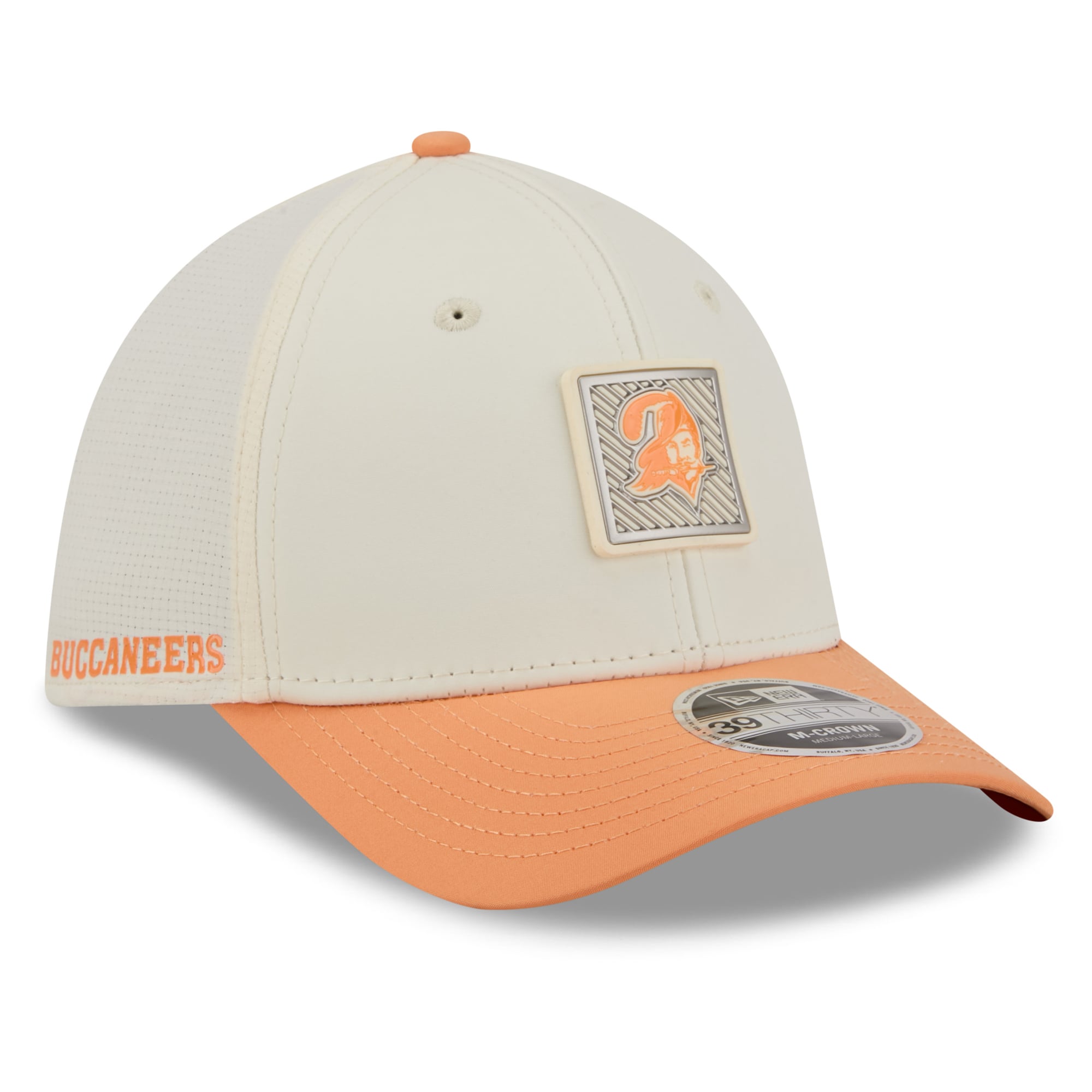 Casquette New Era Flex crème/orange Tampa Bay Buccaneers, camp d'entraînement NFL 2026, modèle 39THIRTY.