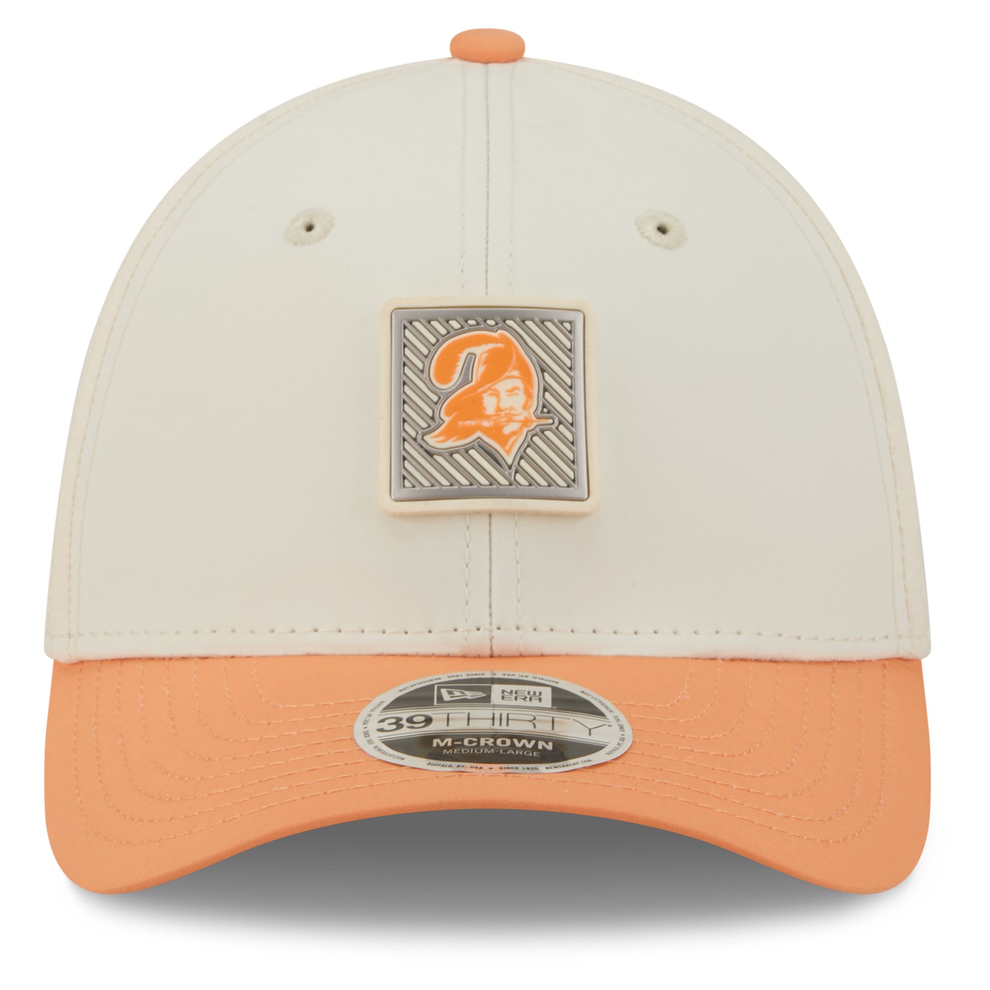 Casquette New Era Flex crème/orange Tampa Bay Buccaneers, camp d'entraînement NFL 2026, modèle 39THIRTY.