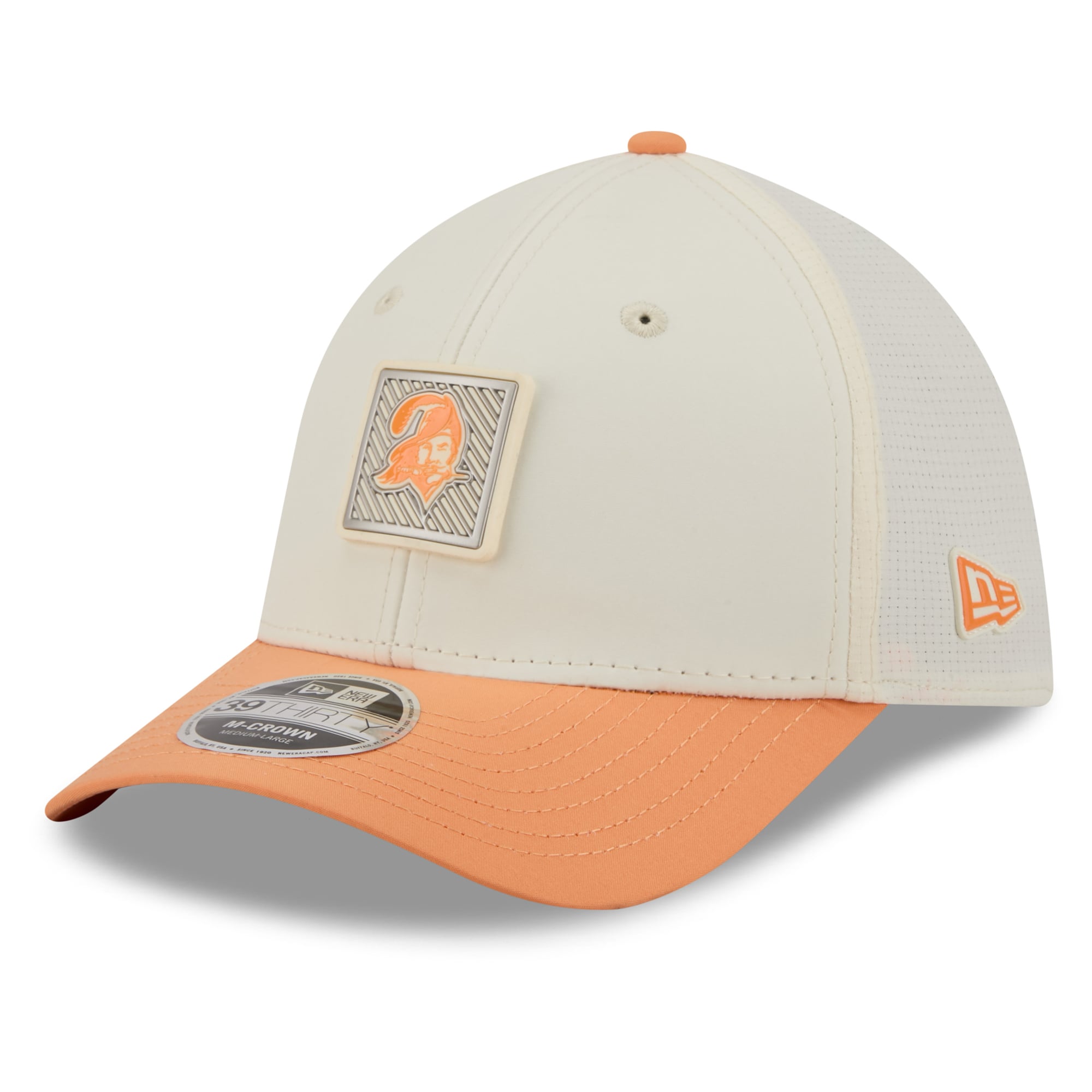 Casquette New Era Flex crème/orange Tampa Bay Buccaneers, camp d'entraînement NFL 2026, modèle 39THIRTY.