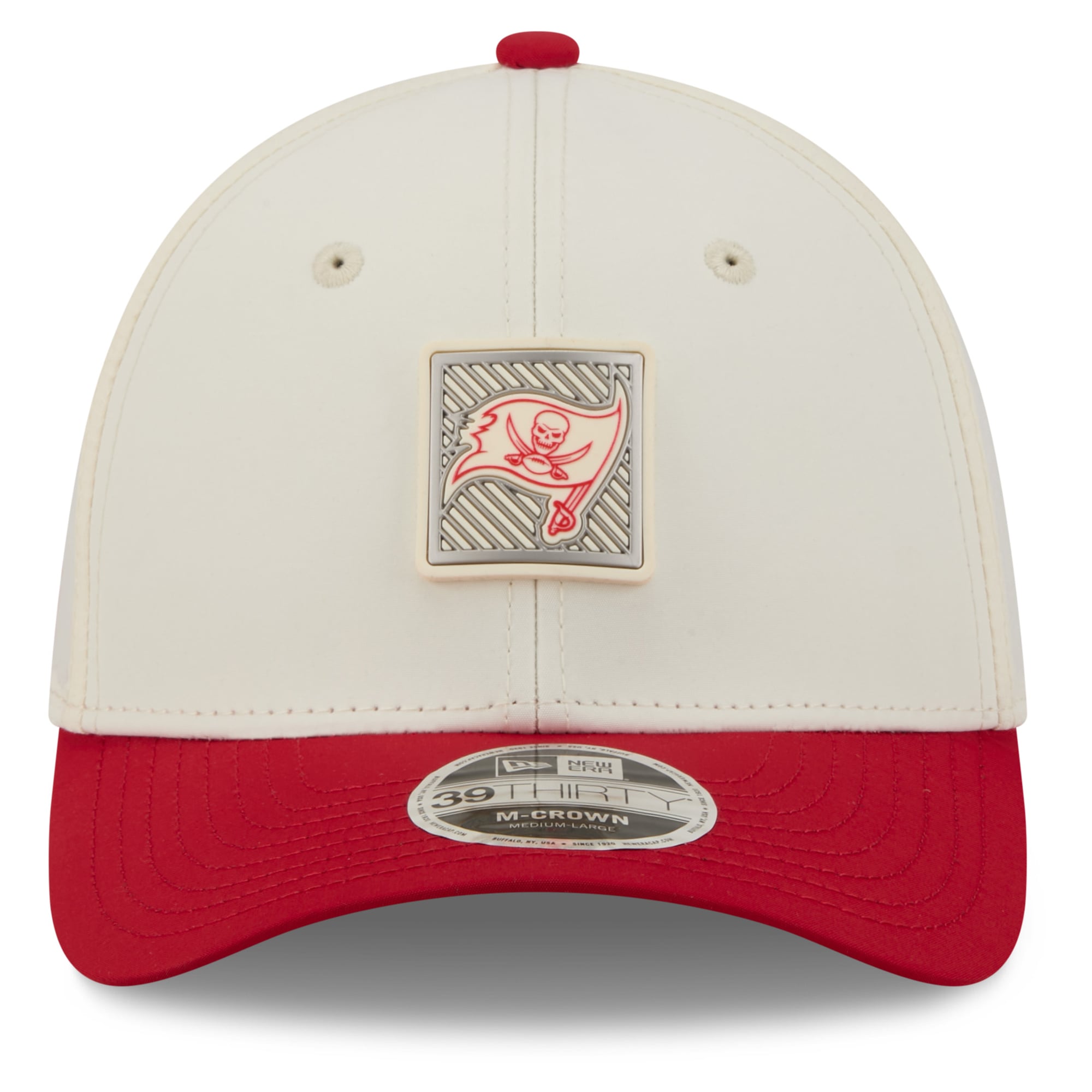 Casquette New Era Flex crème/rouge Tampa Bay Buccaneers, camp d'entraînement NFL 2026, modèle 39THIRTY.