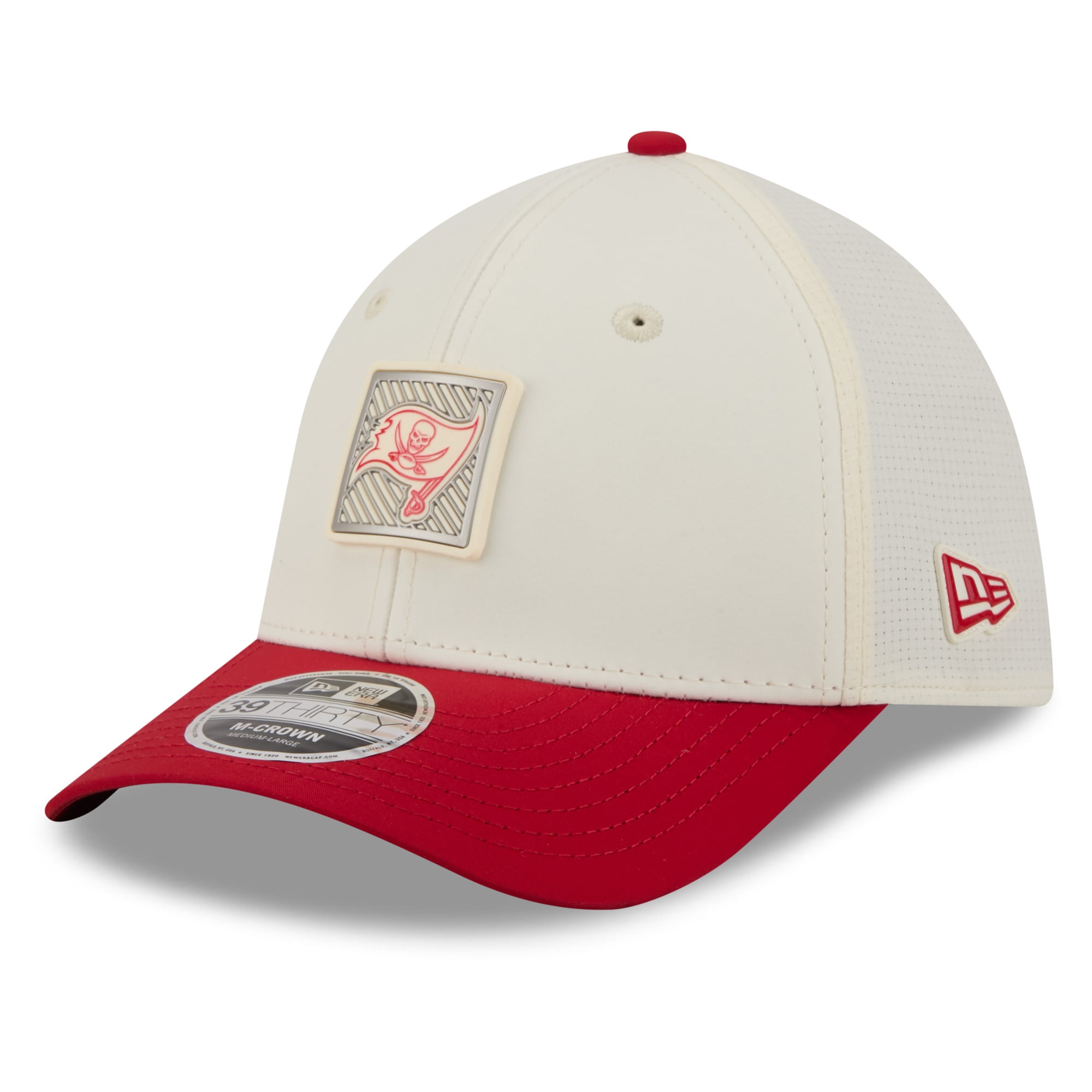 Casquette New Era Flex crème/rouge Tampa Bay Buccaneers, camp d'entraînement NFL 2026, modèle 39THIRTY.