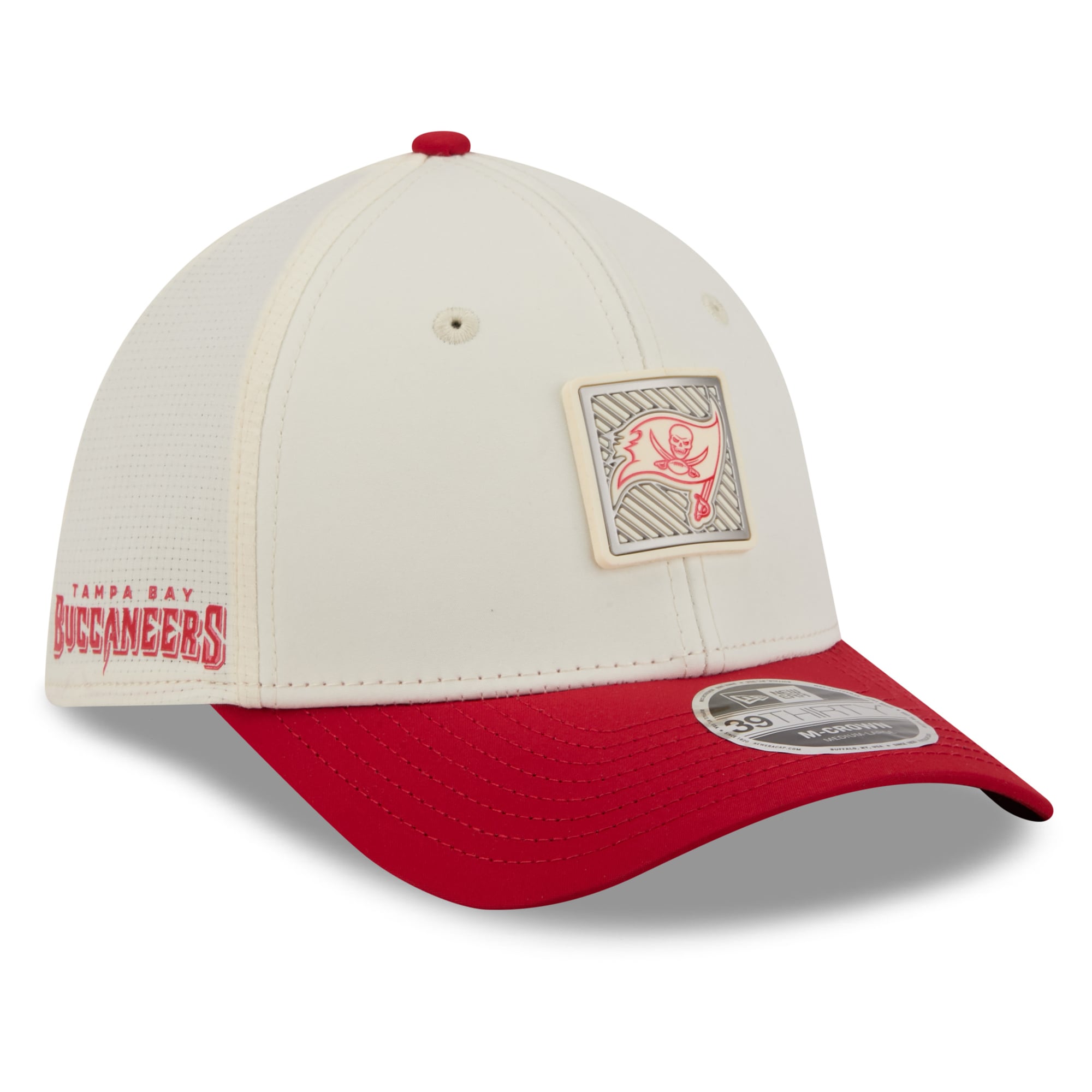 Casquette New Era Flex crème/rouge Tampa Bay Buccaneers, camp d'entraînement NFL 2026, modèle 39THIRTY.