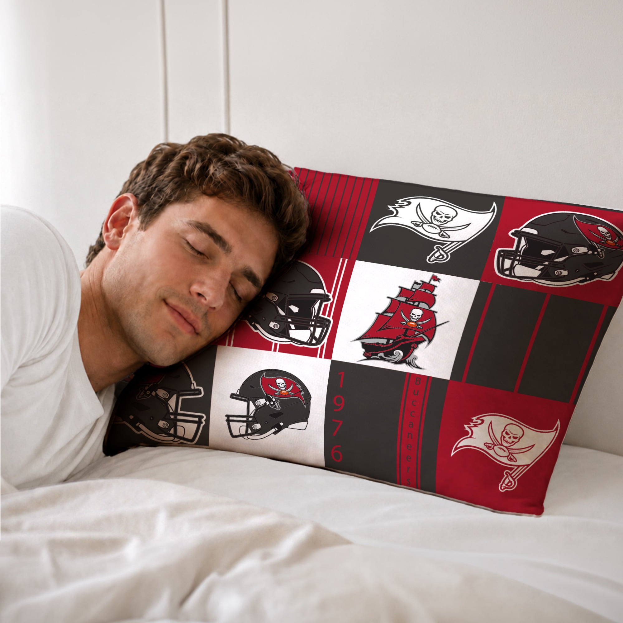 Pegasus Tampa Bay Buccaneers Patchwork Plaid Two-Piece Twin/Twin XL Bed in a Bag Set