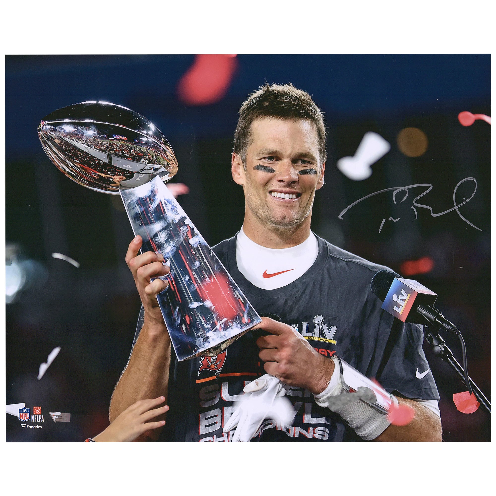 Photo du trophée du Super Bowl LV, signée par Tom Brady (Buccaneers de Tampa Bay), format 40 x 50 cm.
