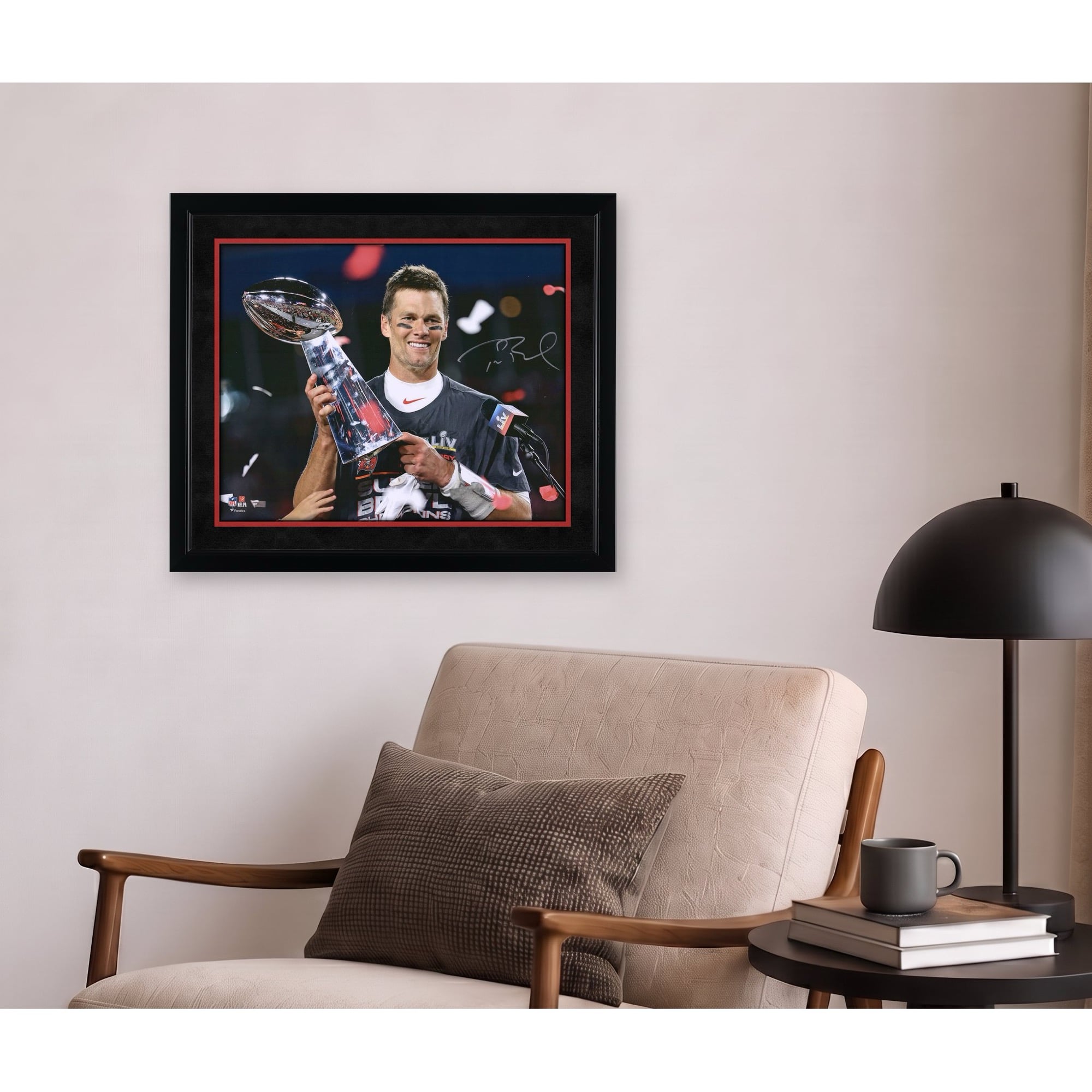 Photo du trophée du Super Bowl LV, signée par Tom Brady (Buccaneers de Tampa Bay), format 40 x 50 cm.