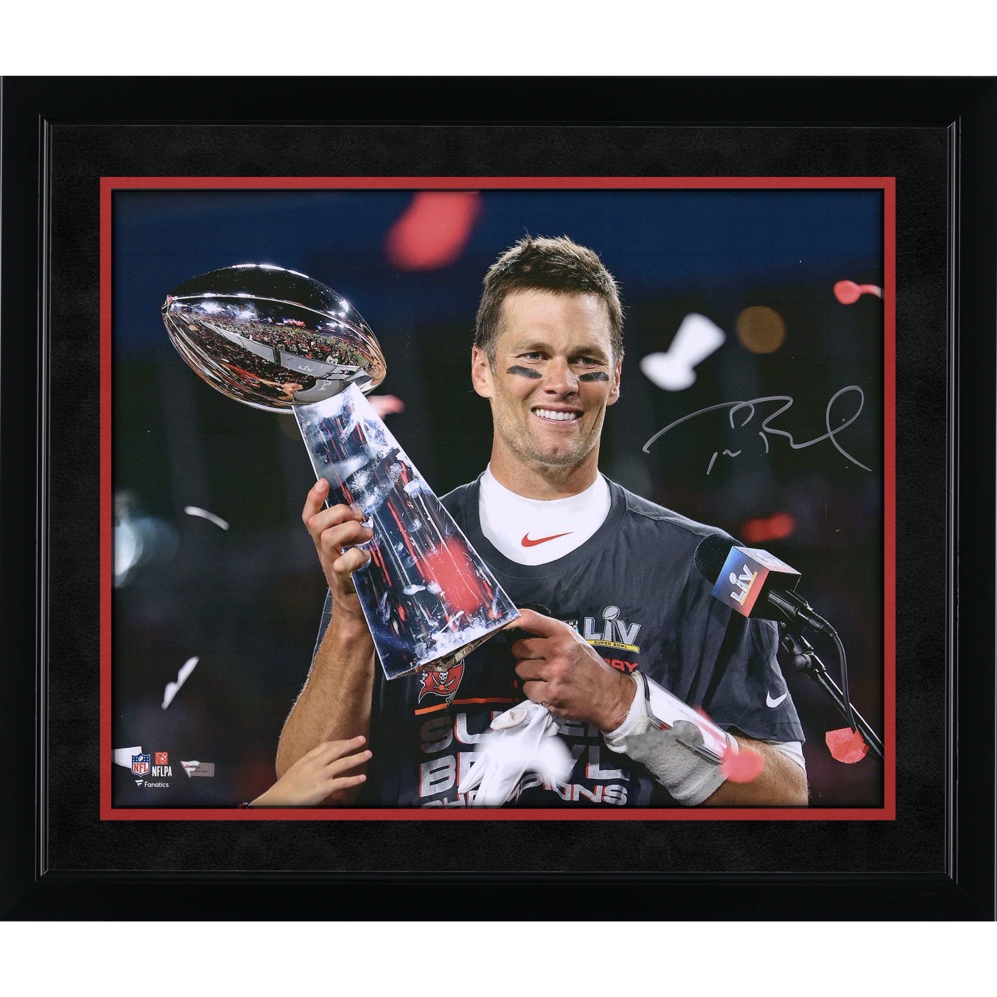 Photo du trophée du Super Bowl LV, signée par Tom Brady (Buccaneers de Tampa Bay), format 40 x 50 cm.
