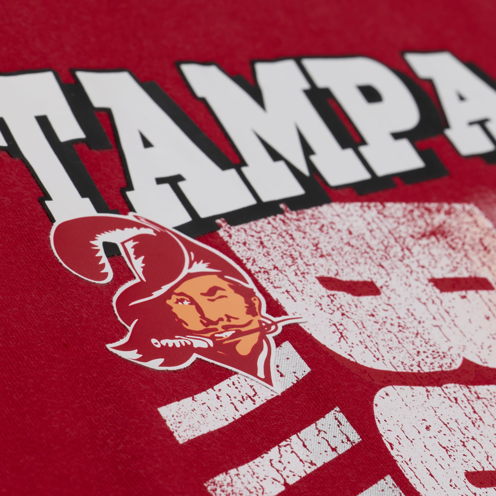 T-shirt court à imprimé graphique urbain Mitchell & Ness rouge Tampa Bay Buccaneers pour femme