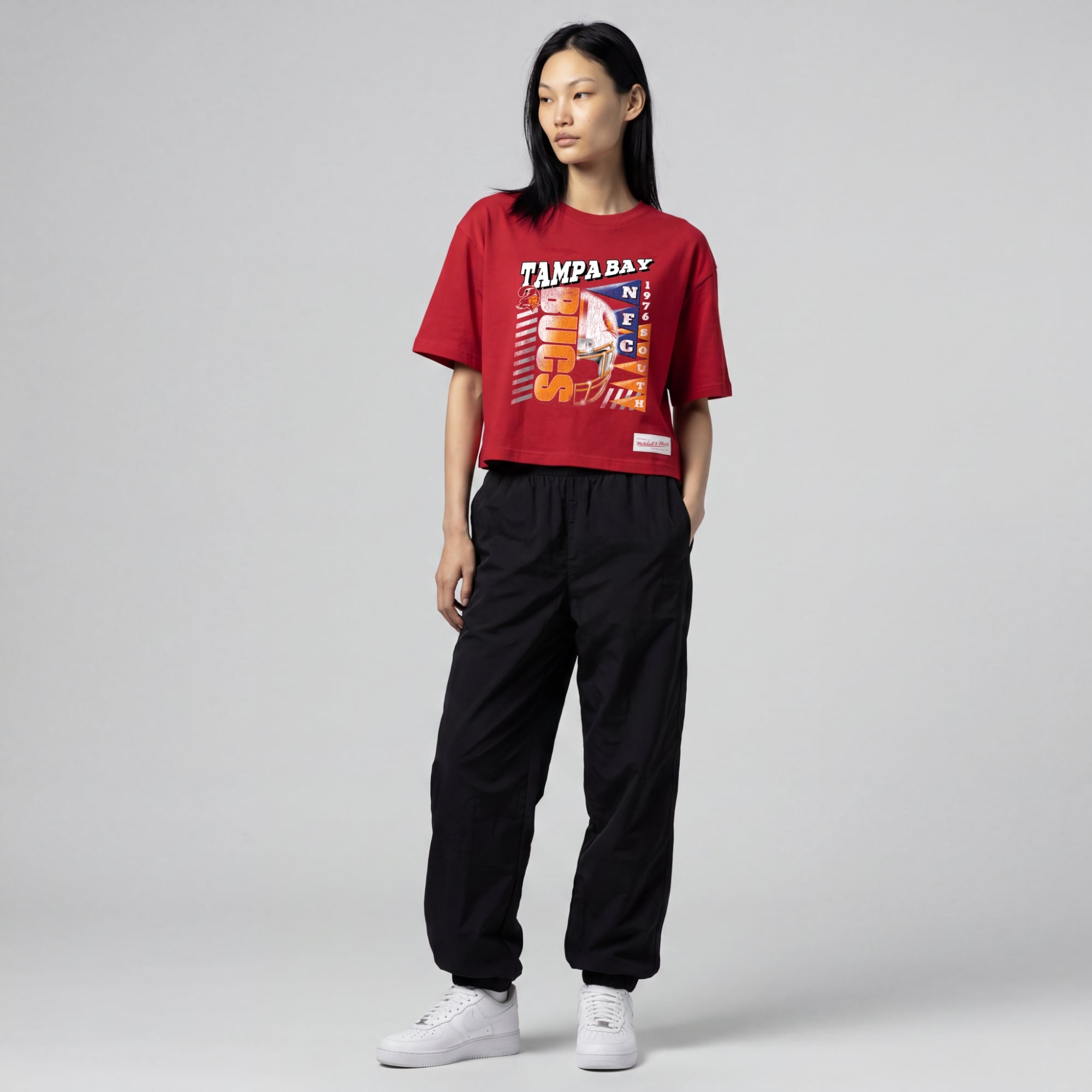 T-shirt court à imprimé graphique urbain Mitchell & Ness rouge Tampa Bay Buccaneers pour femme